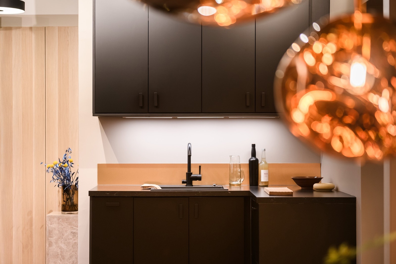 Den åpne løsningen mellom stue og kjøkken skaper en sosial og innbydende atmosfære. Moderne og praktisk innredet kjøkken fra 2020 med god skap- og benkeplass. Galleribilde