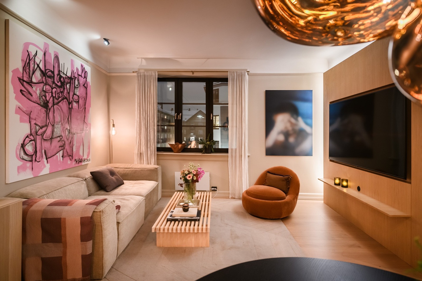 Rene linjer: Møbelsnekker har plassbygget medievegg i eik. Løsningen gir en integrert og ryddig løsning for TV med skjulte kabler samt ekstra oppbevaring. Galleribilde