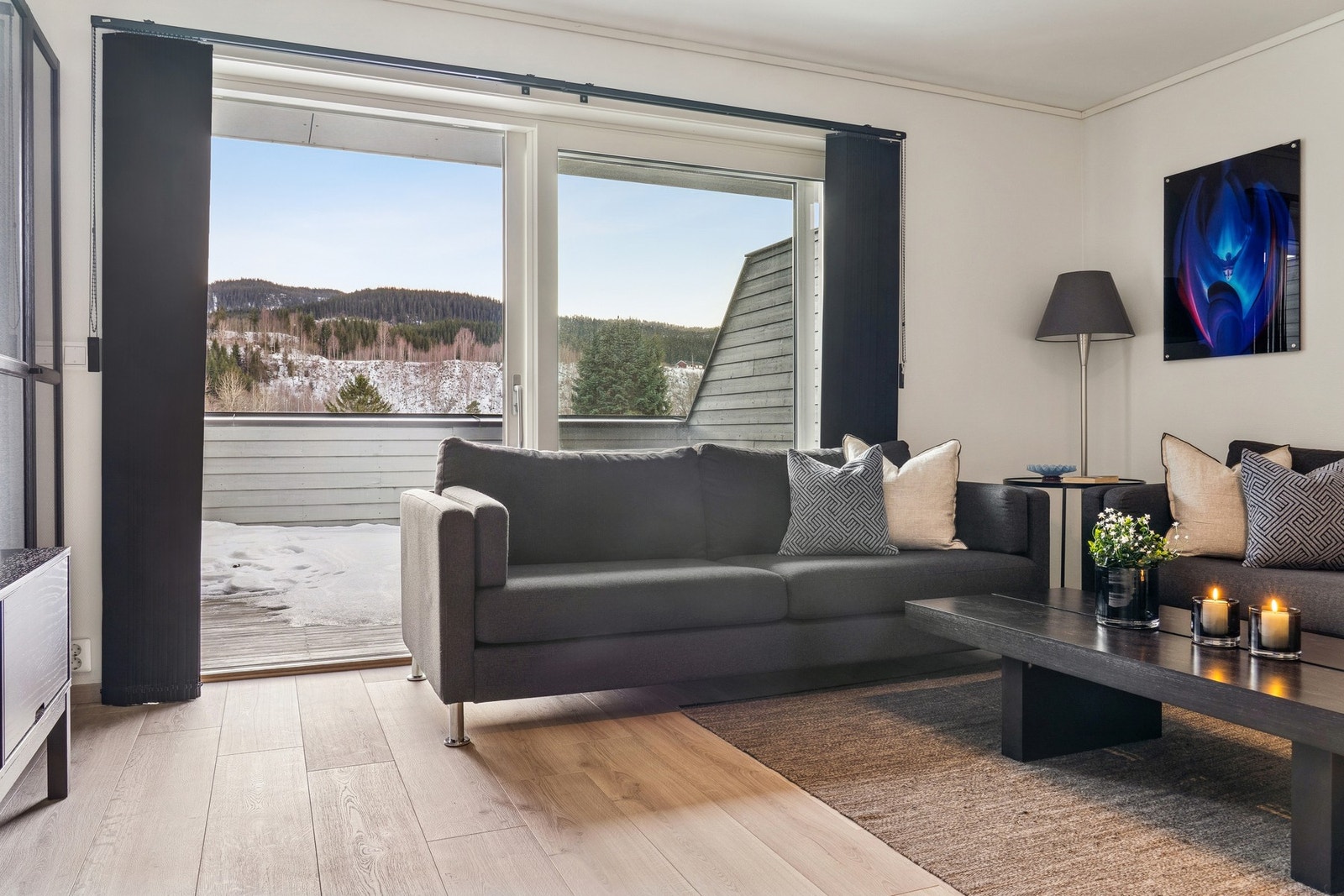 Fra stuen har du utgang til romslig balkong. Galleribilde