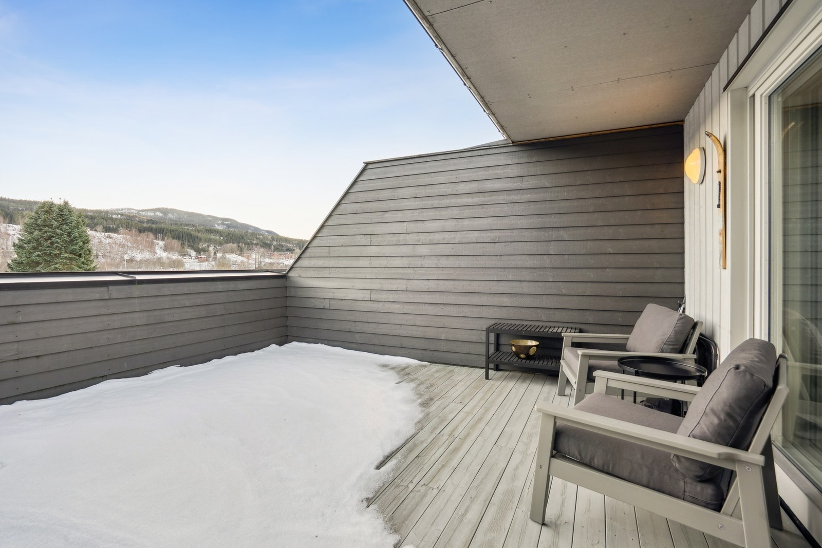 Terrasse på 22 kvm med utgang fra stue. Galleribilde