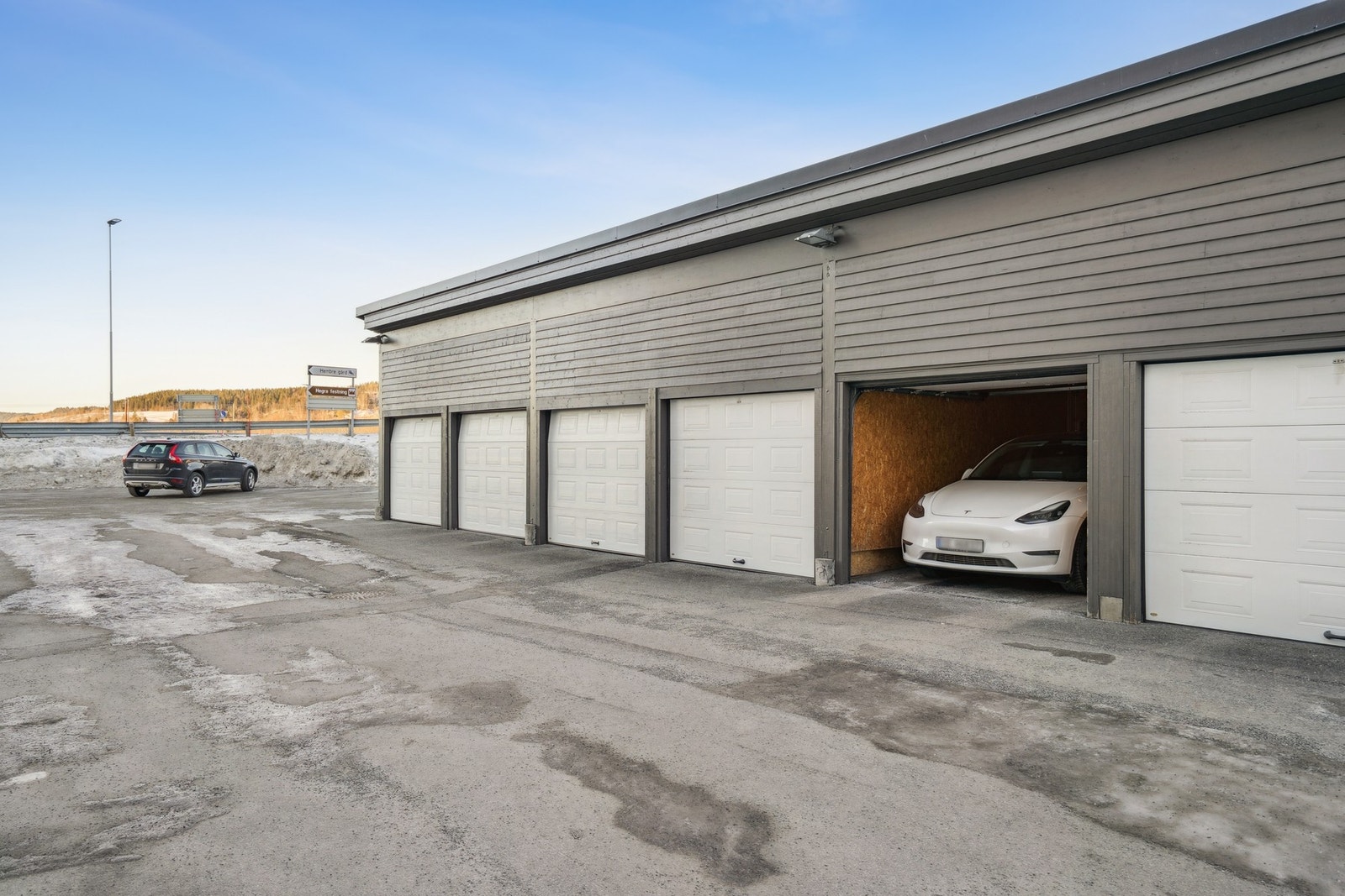 Parkeringsplass i garasje. Galleribilde