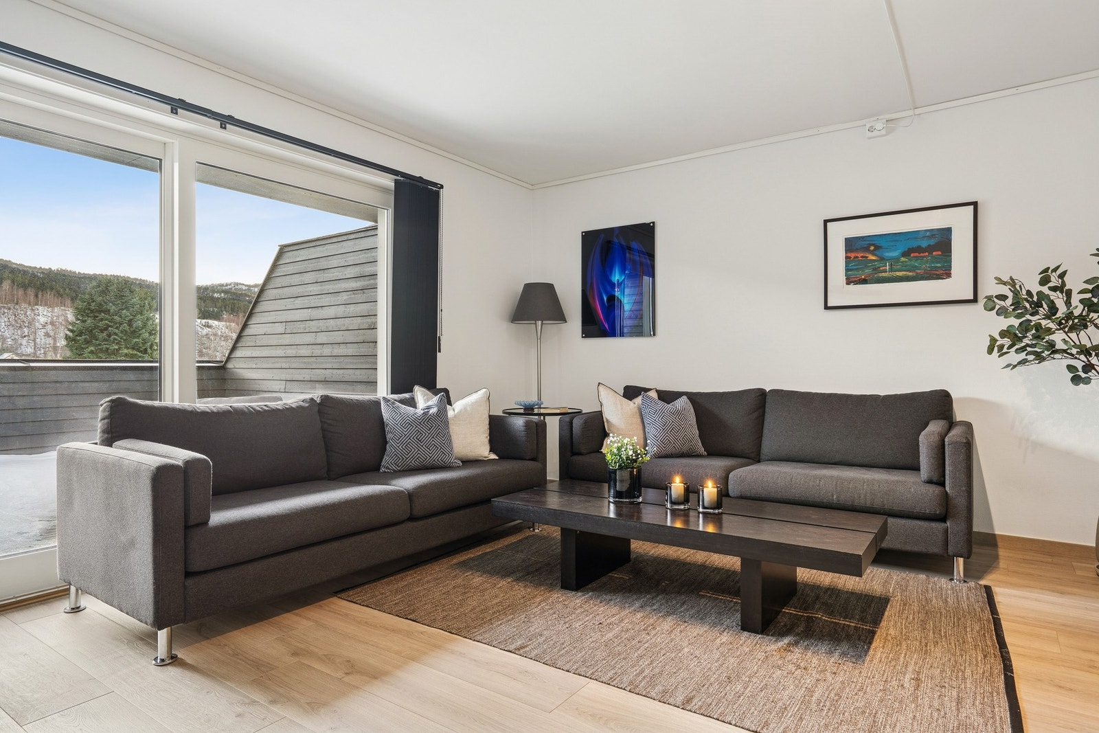 Lys og arealeffektiv stue-/kjøkkenløsning på 25,5 kvm. Galleribilde