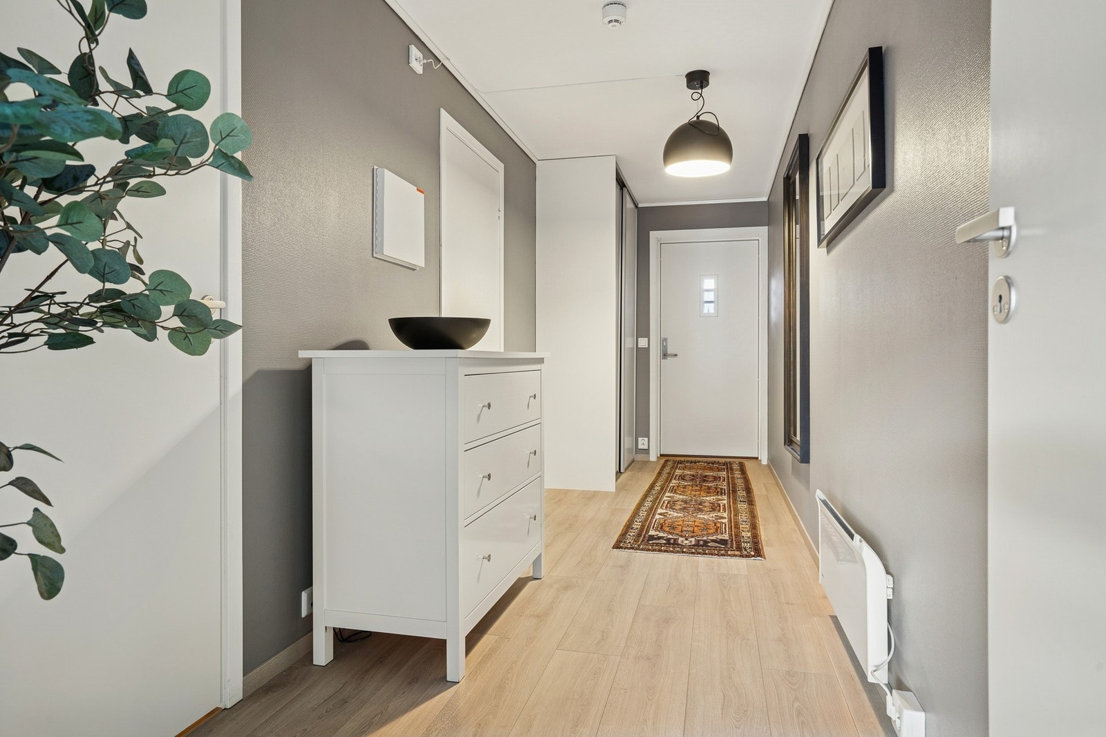 Romslig gang på 10,5 kvm med skyvedørsgarderobe. Galleribilde