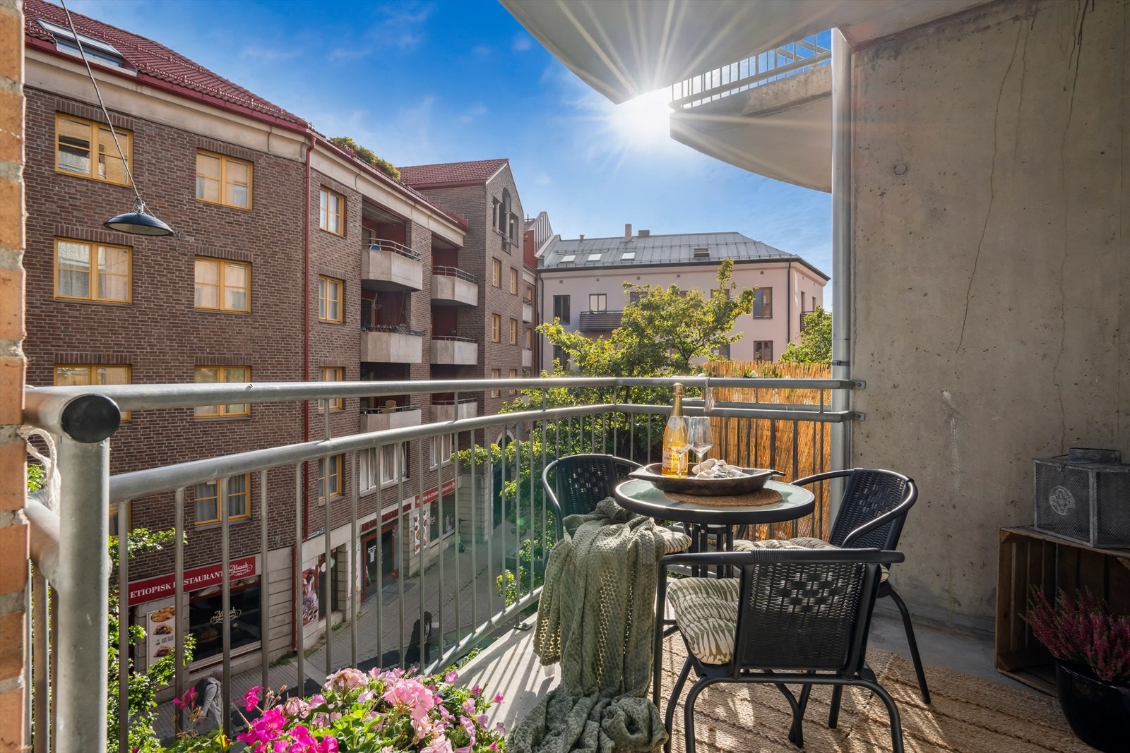 Balkongen er på på 5,2 m² og har god plass til grill og balkongmøbler. Galleribilde