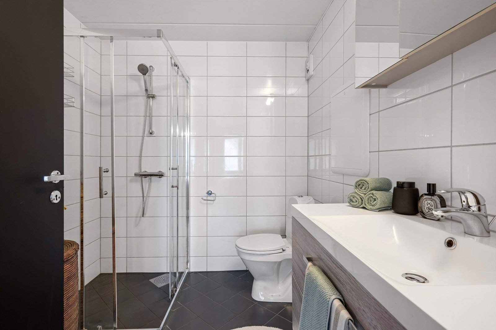 Badet holder en god standard, ble rehabilitert i 2015 og har flislagte vegger, gulv og varmekabler. Galleribilde