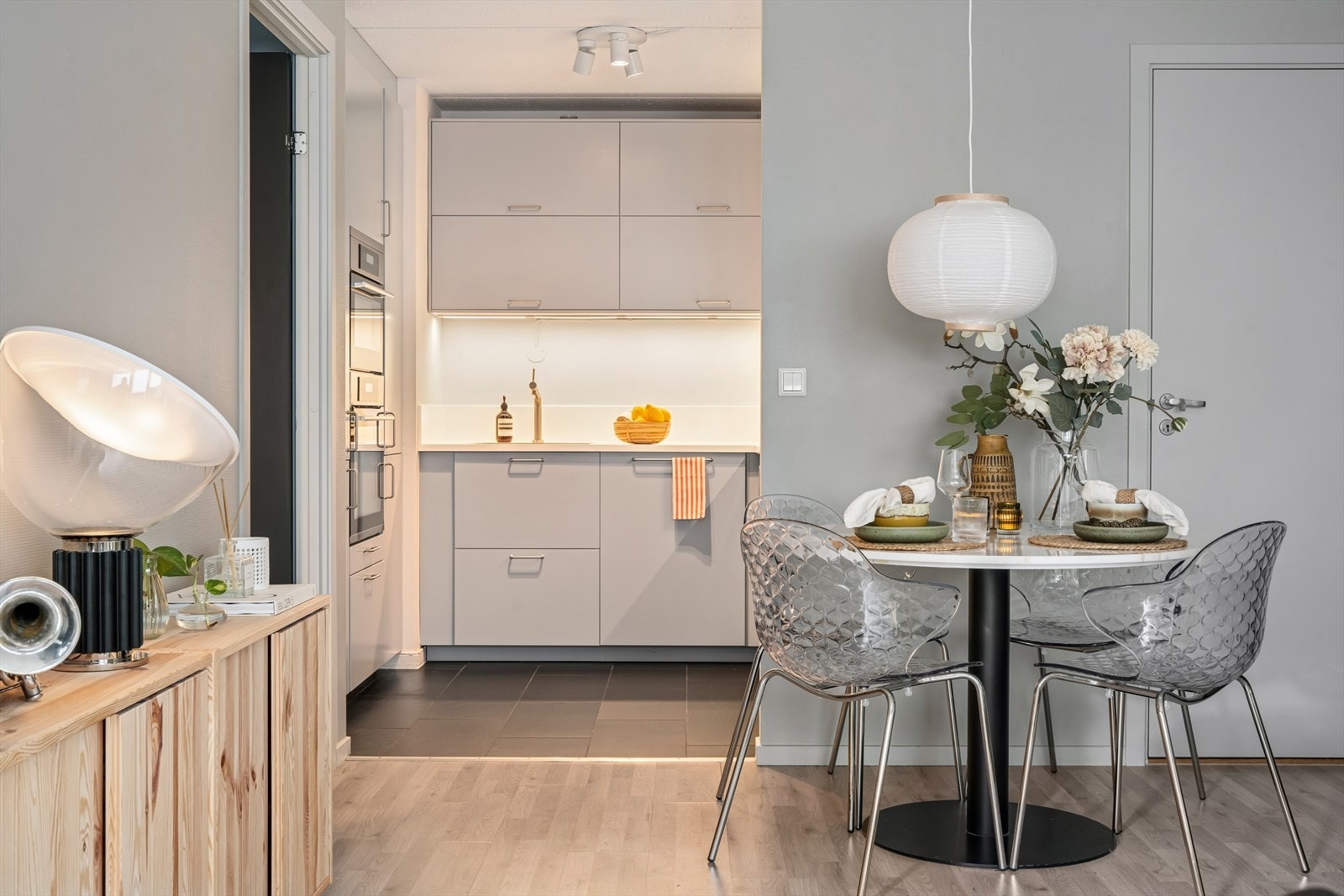 Stue og kjøkken ligger i en delvis åpen løsning, noe som skaper en luftig atmosfære. Galleribilde