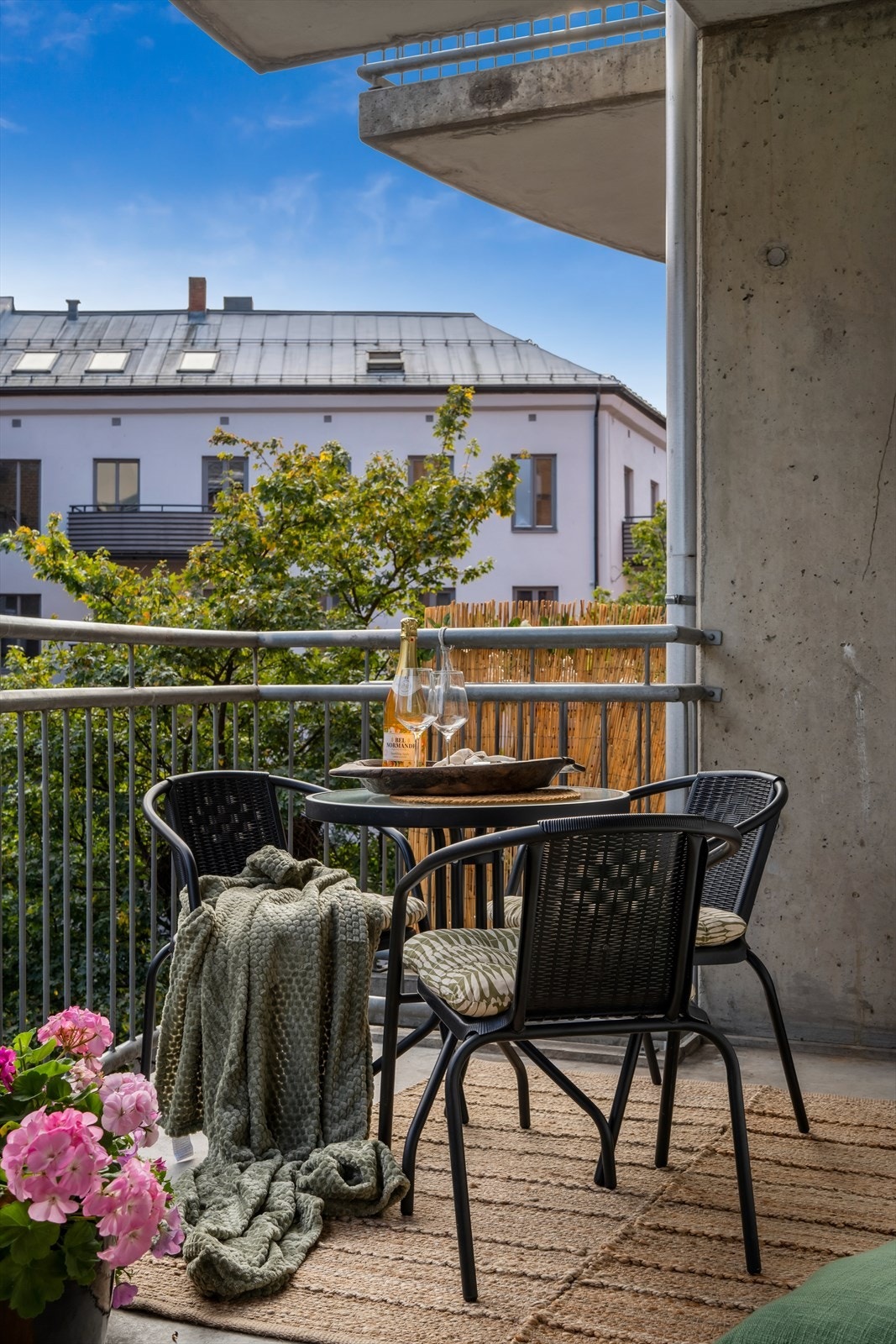 Fra stuen er det utgang til boligens sydøstvendte balkong på 5 kvm. Galleribilde