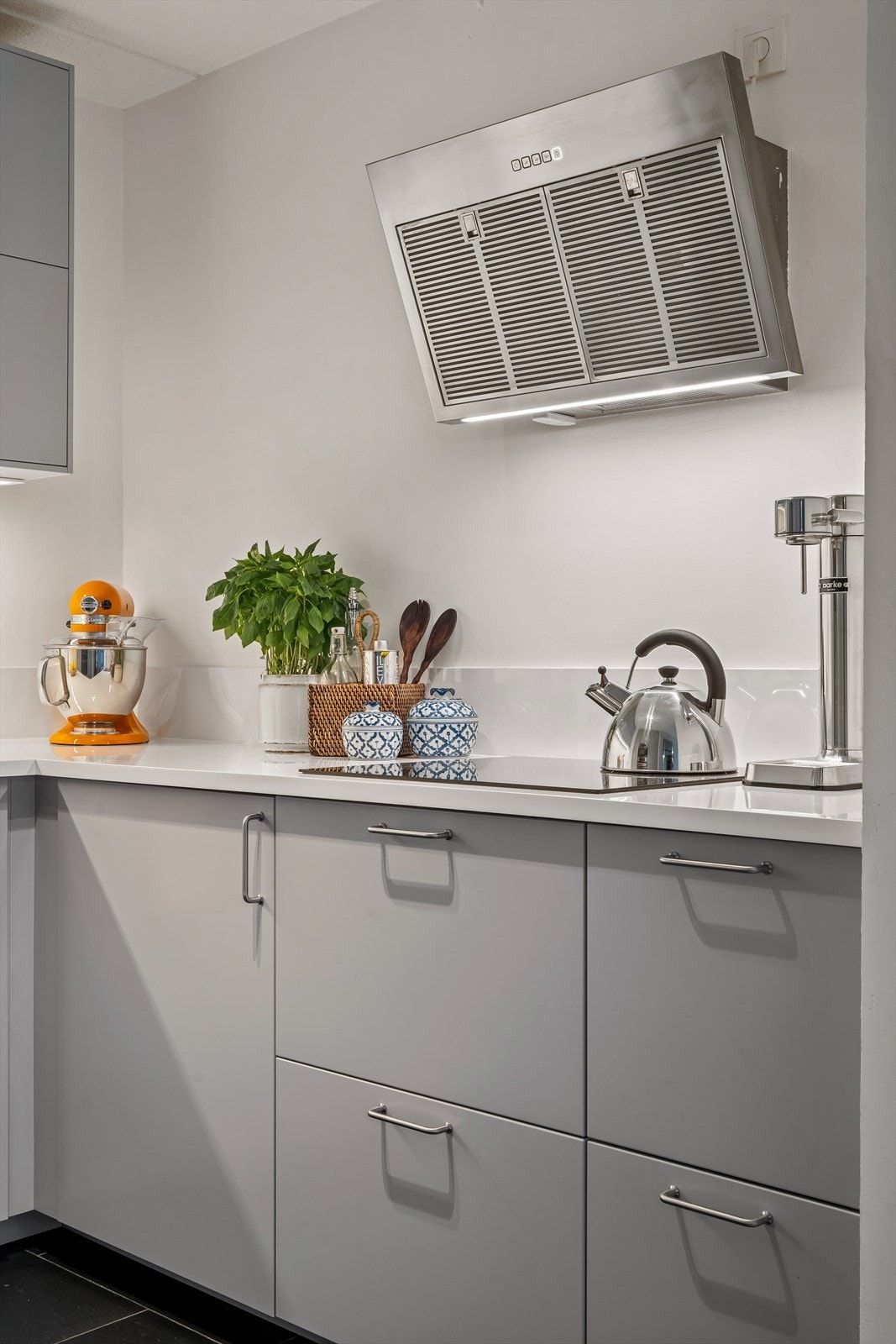 Kjøkkenet er utstyrt med integrert oppvaskmaski og kombieskap fra 2019. Integrert stekeovn, oppvaskmaskin, induksjonstopp og kombinert stekeovn/mikrobølgeovn fra 2022. Galleribilde