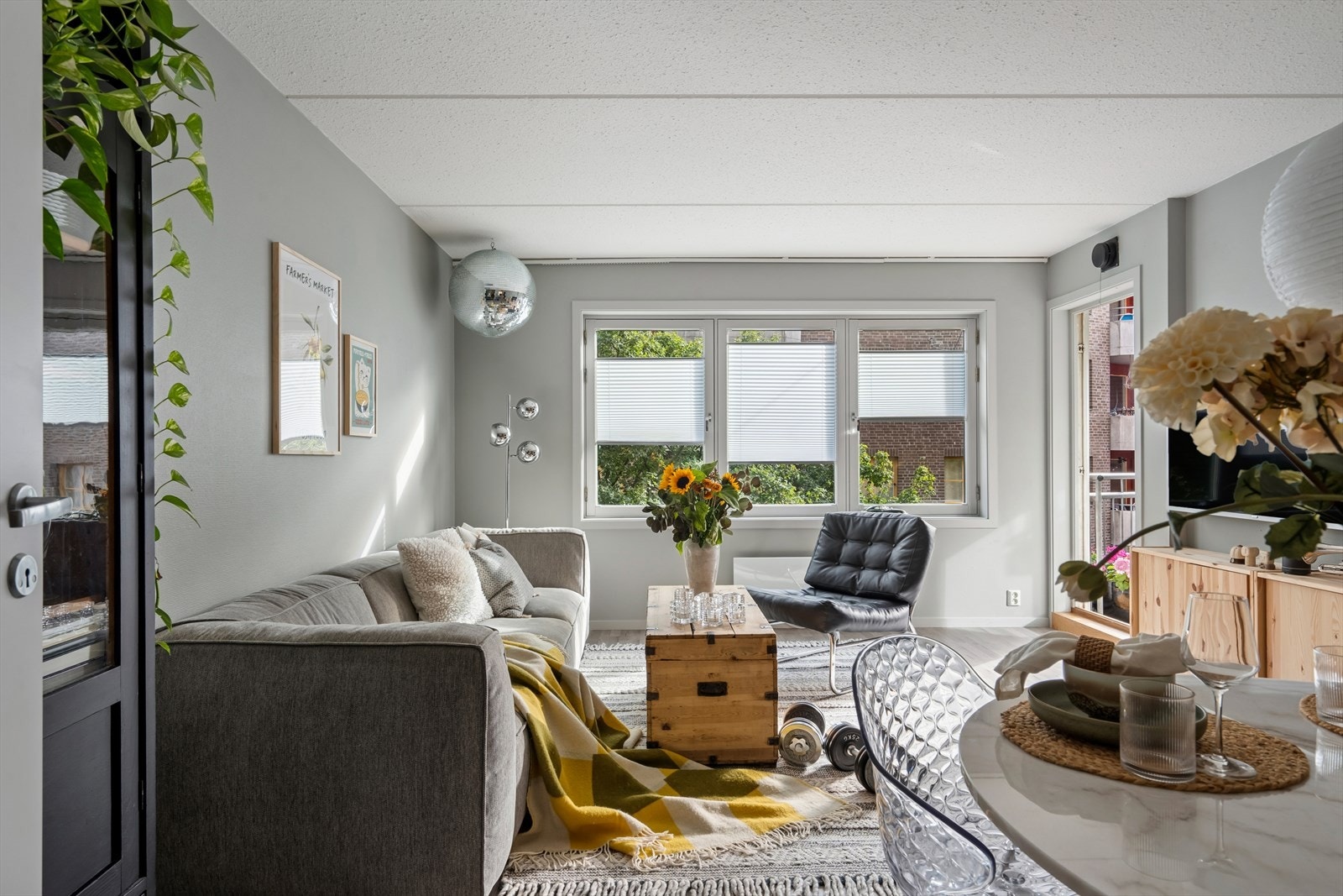 Stuen fremstår lys og romslig, med store vindusflater som slipper inn rikelig naturlig lys. Galleribilde