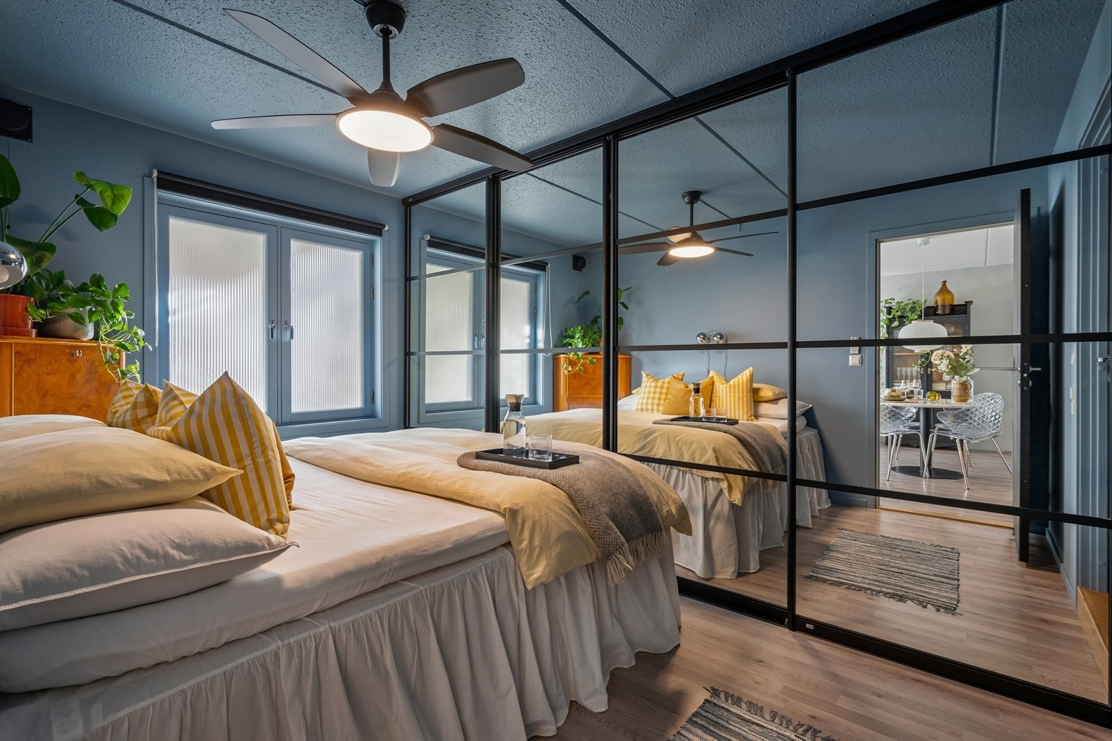 Soverommet oppleves som romslig, med god plass til dobbeltseng og tilhørende møblement. Galleribilde