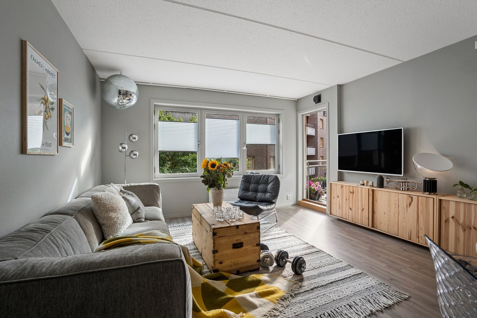 Her er det god plass til en stor sofa med salongbord, og rommet har allerede en naturlig sone for TV. Galleribilde