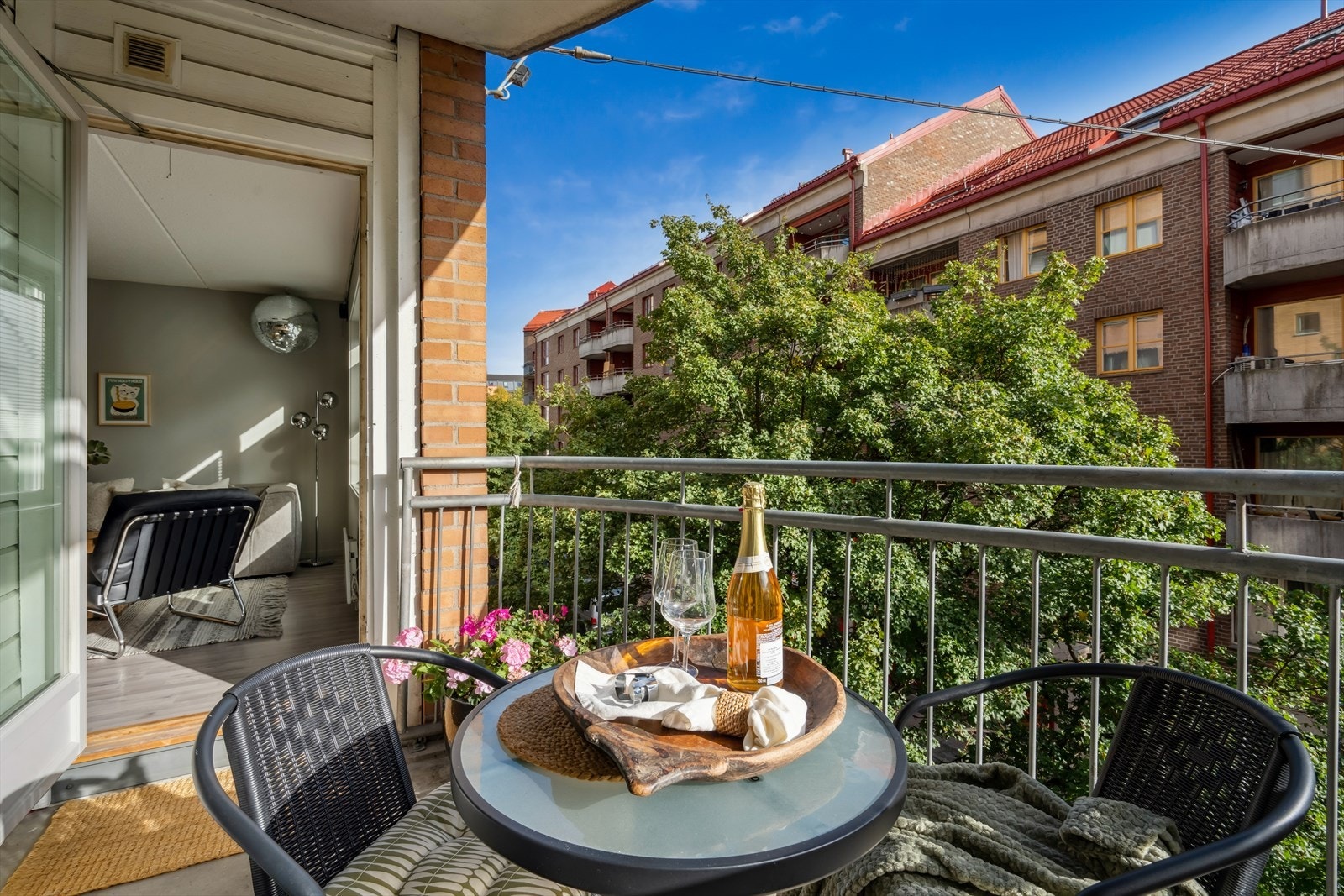 Her er det koselig å starte dagen med en kaffekopp. Solen kan nytes fra ca 9-16 i sommerhalvåret. Galleribilde