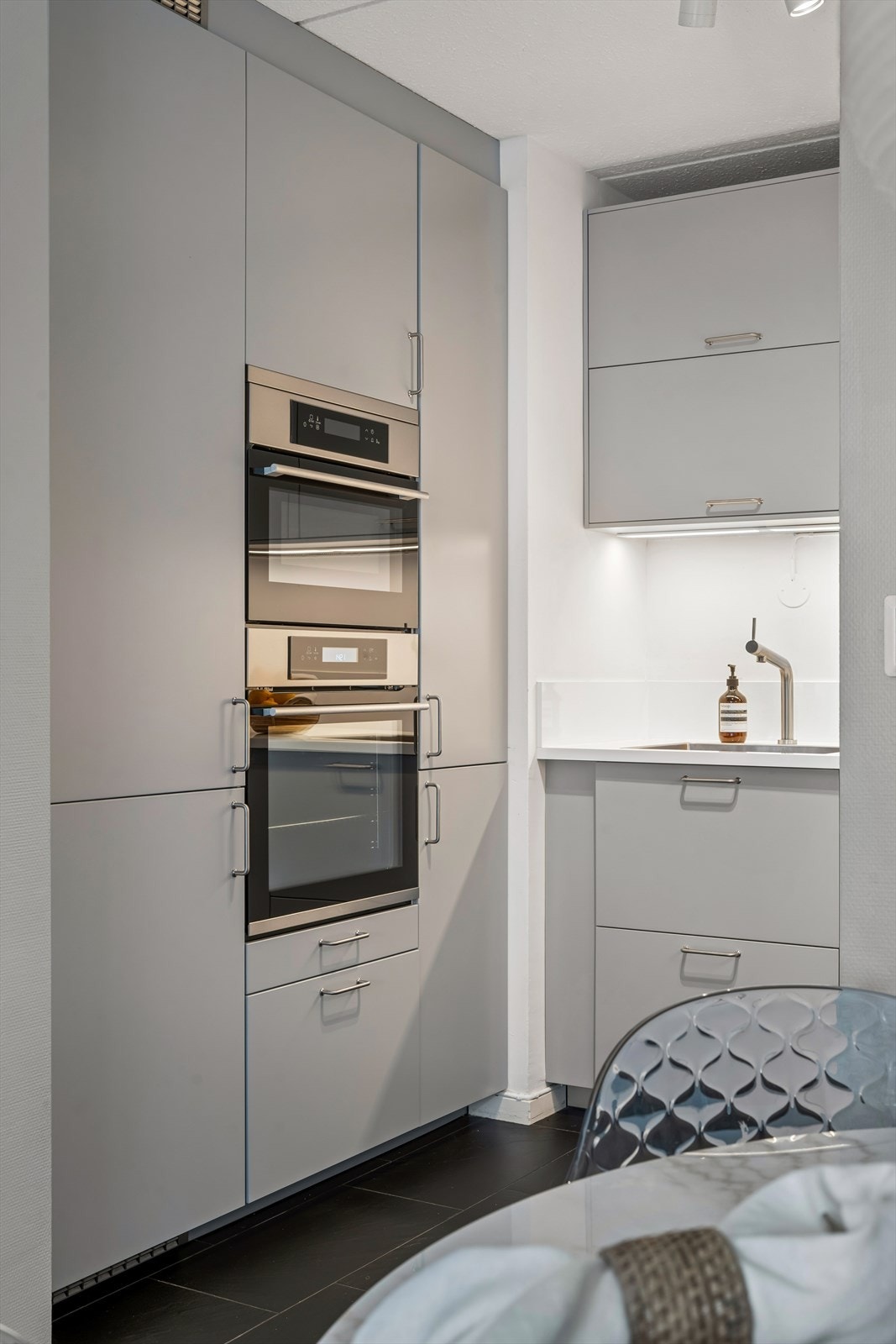 Kjøkkenet er godt utnytten med god skapplass. Galleribilde