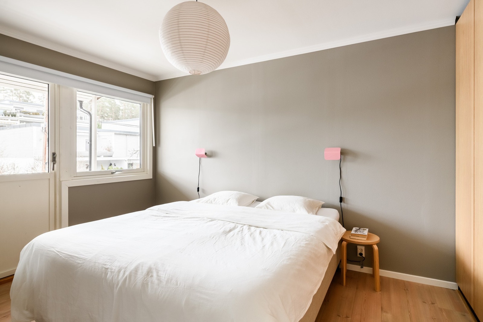 Hovedsoverommet er romslig med gode garderobemuligheter og rolige materialvalg. Galleribilde