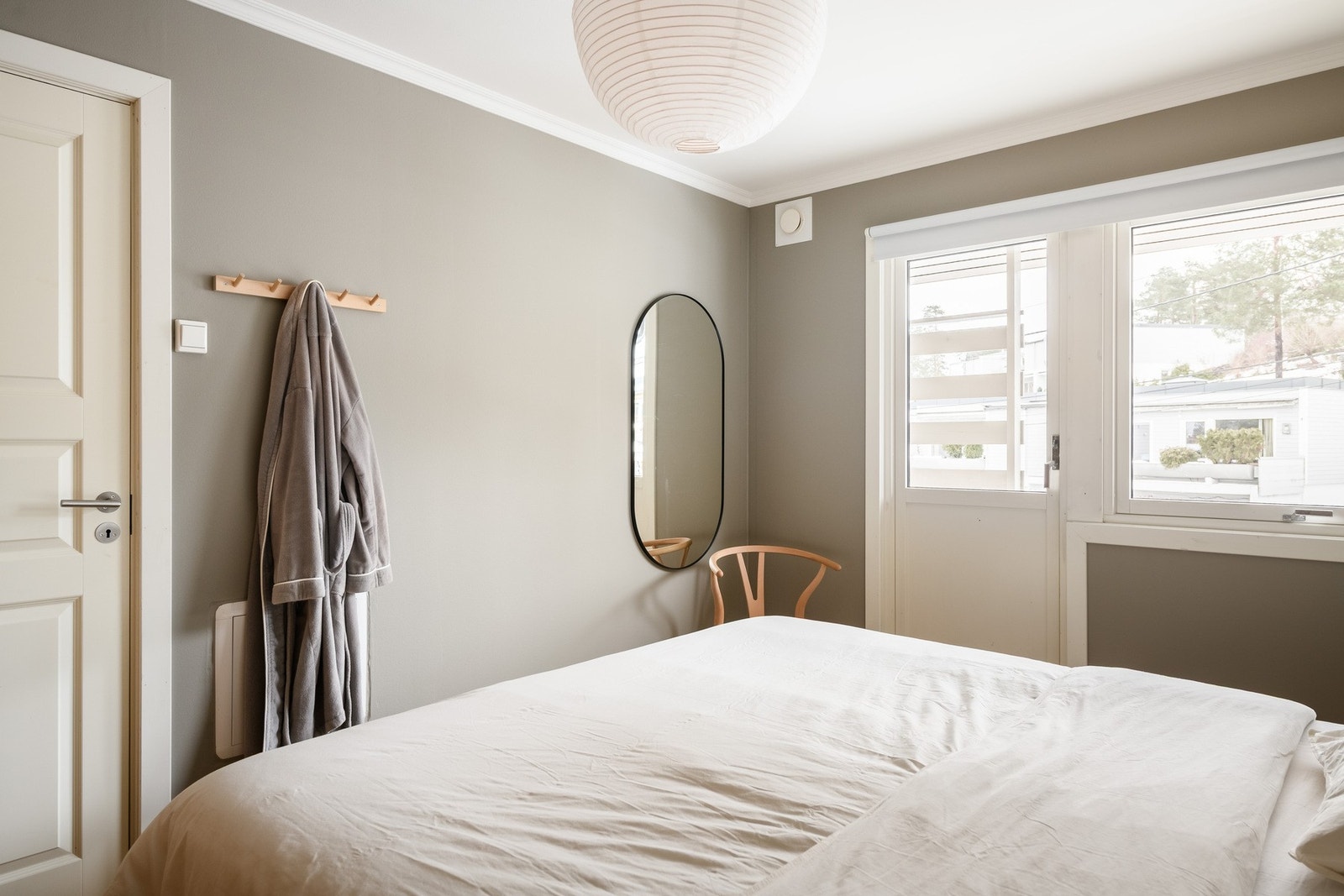 Store vindusflater gir et lyst soverom med fin kontakt mot verandaen. Galleribilde