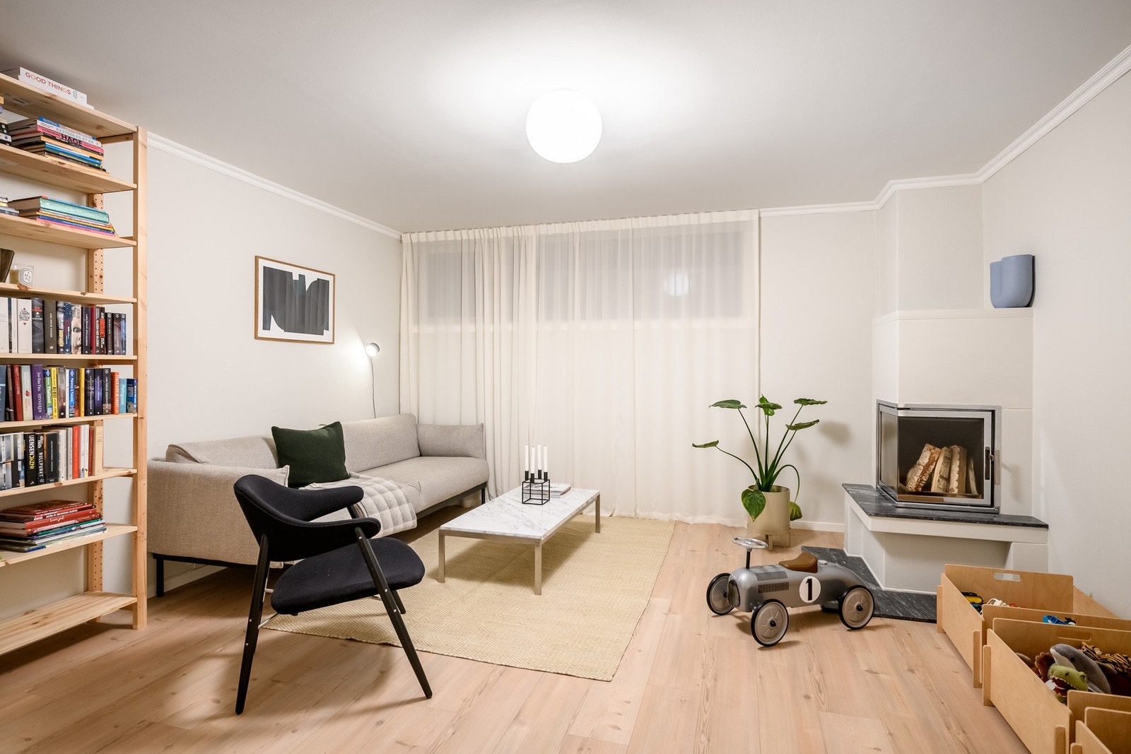 TV-stuen er et behagelig samlingspunkt med peisinnsats og god plass til både sofa og skjerm. Galleribilde