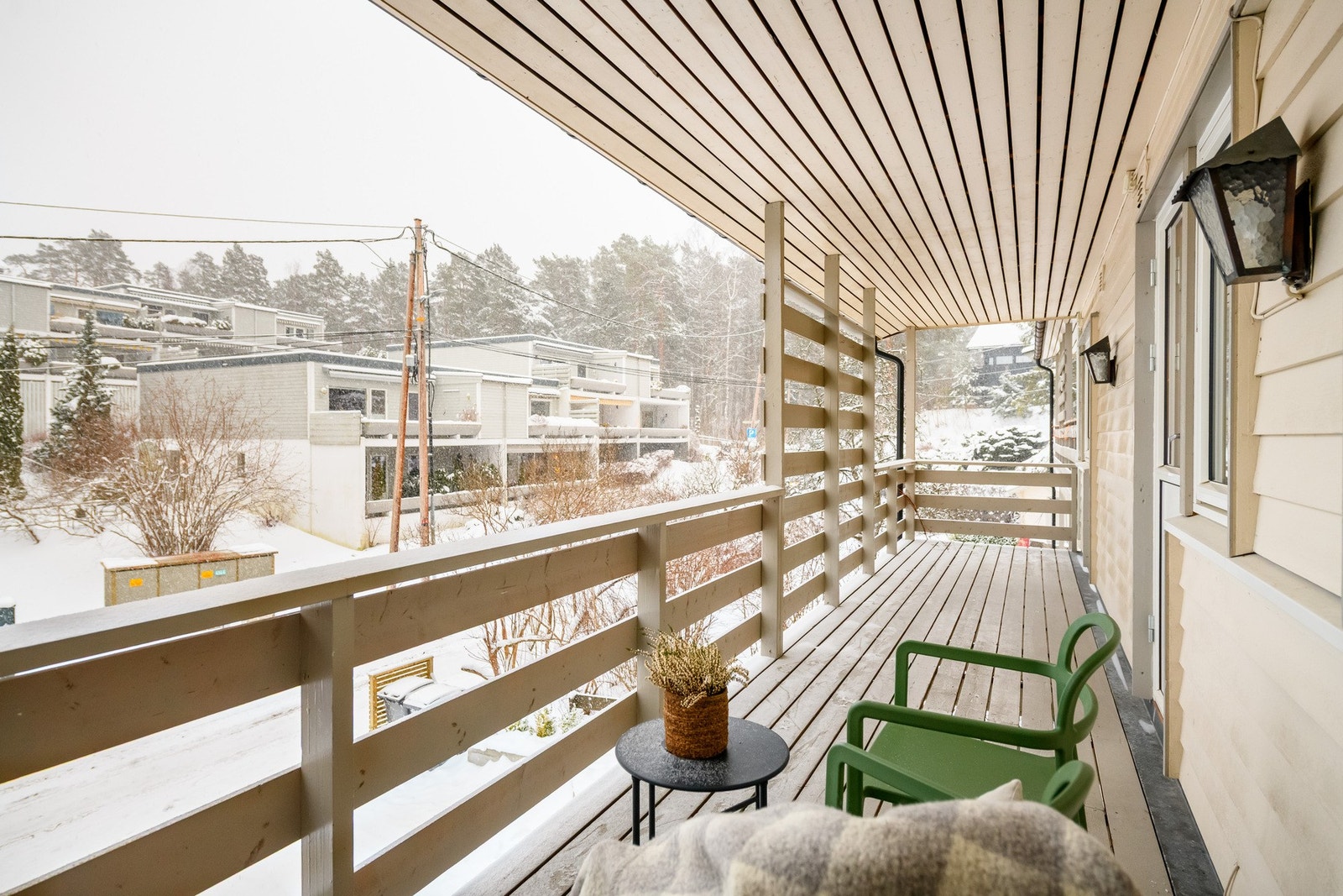 Den overbyggede verandaen gir en privat uteplass med ly for vær og vind. Galleribilde