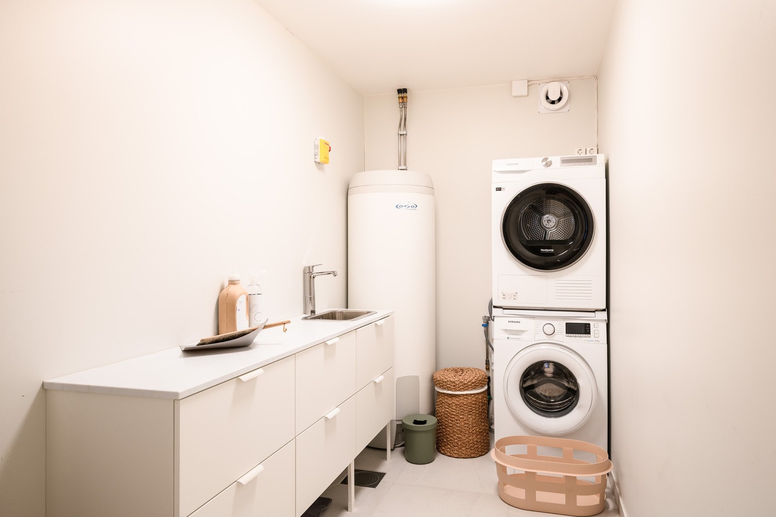 Vaskerommet er også nytt fra 2023 og er funksjonelt utformet med fliser, varmekabler, rørskap og gode arbeidsflater for hverdagsoppgaver. Galleribilde