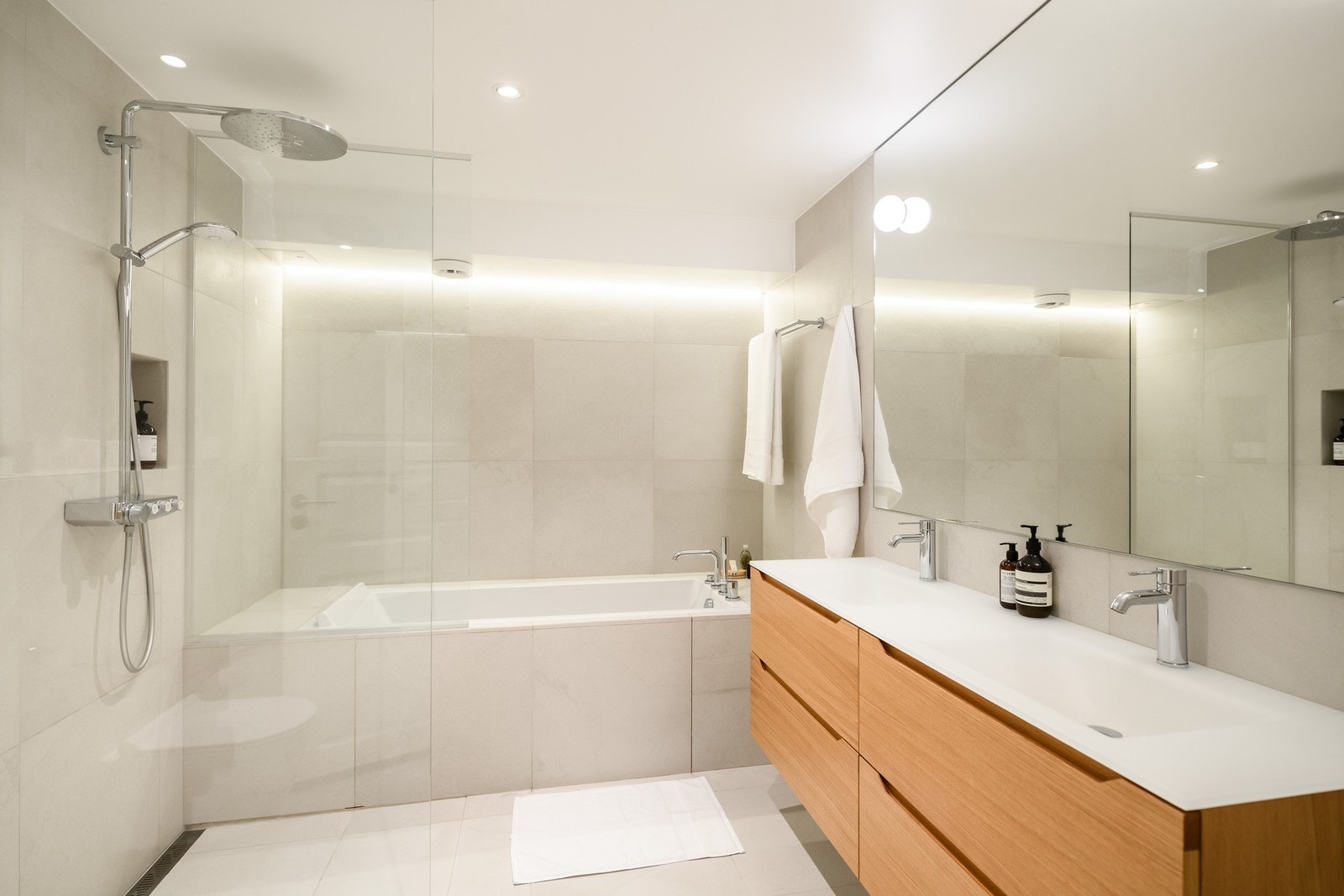 Badet i underetasjen er nytt fra 2023 og har moderne materialvalg og en ryddig planløsning. Galleribilde