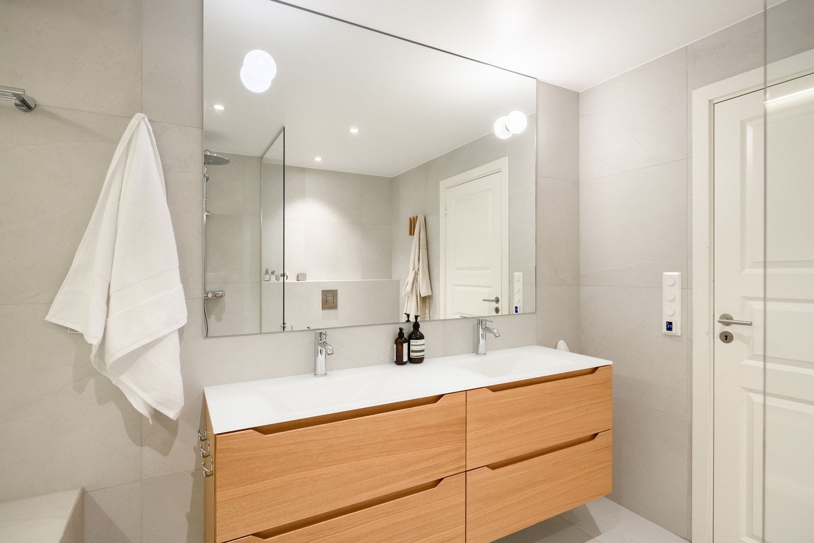 Kombinasjonen av dusj, innbygd badekar og dobbel servant gir rommet høy brukskvalitet. Galleribilde