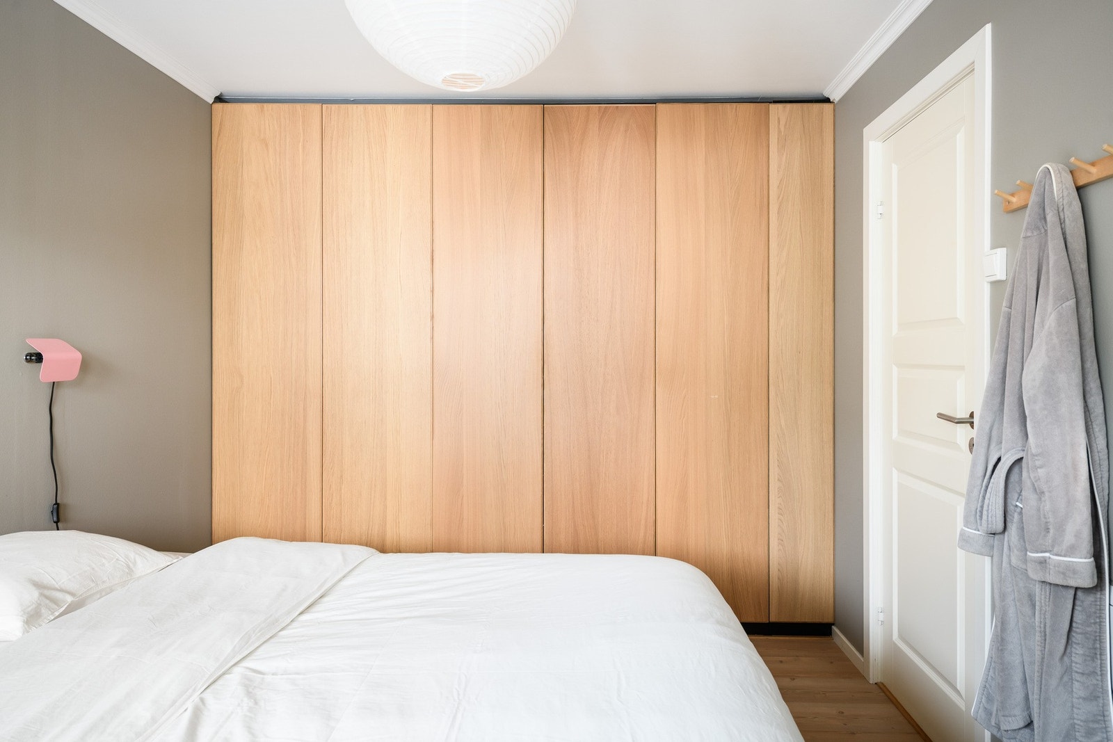 Soverommet har en praktisk utforming med god plass til seng og møbler. Galleribilde