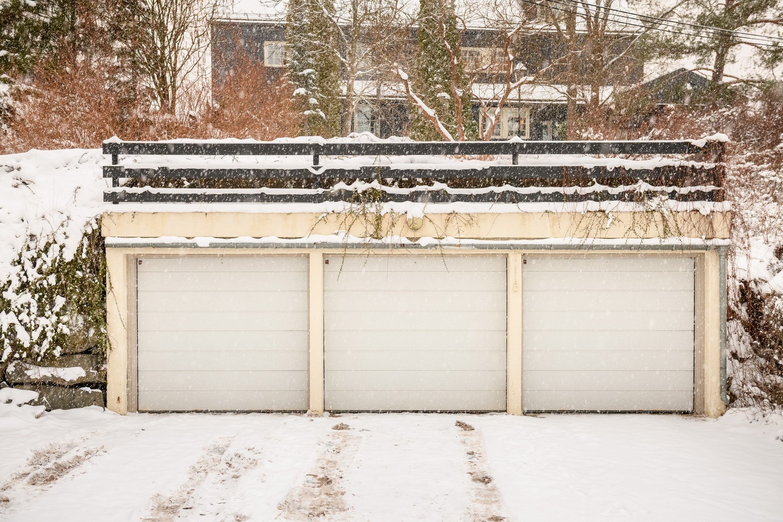 Boligen disponerer plass i rekkegarasje med elektrisk port, i tillegg til mulighet for parkering på egen plass like ved boligen. Galleribilde