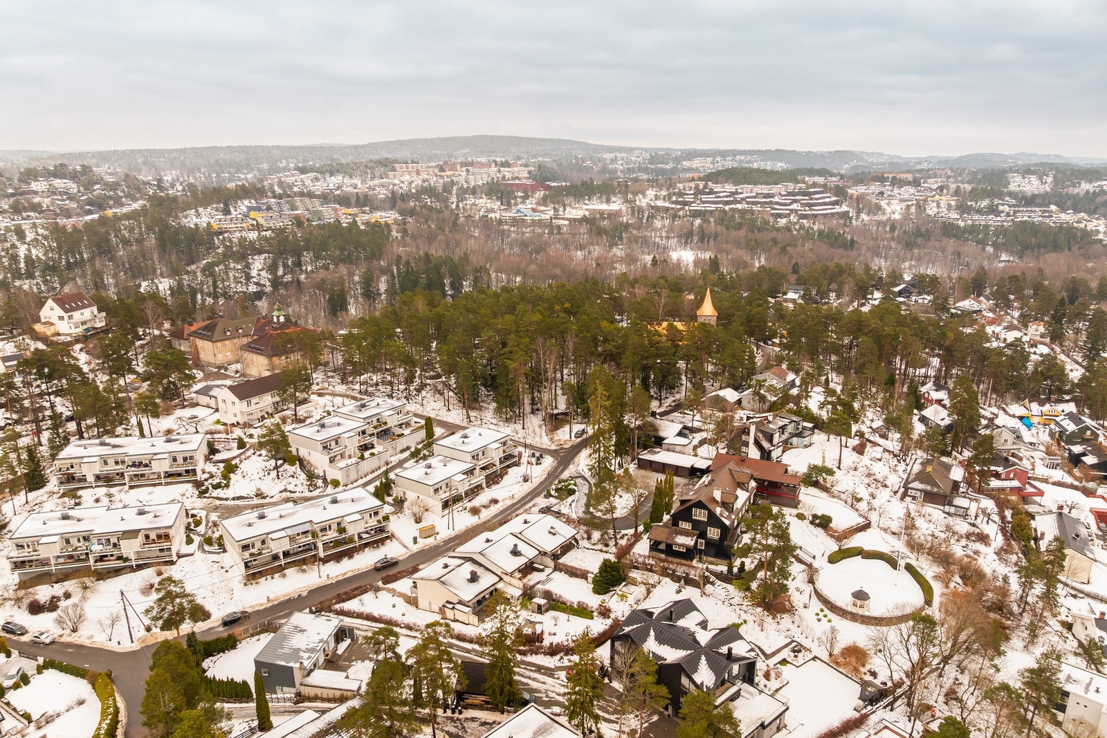 Området har et solid tilbud av barnehager og skoler, noe som gjør det enkelt å få hverdagen til å gå opp for familier. Det er kun to minutter å gå til Ljan skole gjennom en tursti i skogen. Galleribilde