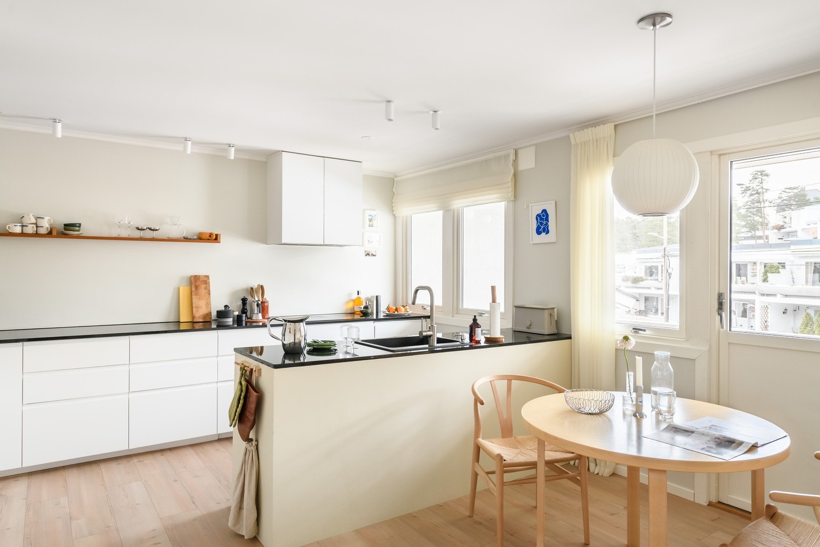 Kjøkkenet er funksjonelt med steinbenk og integrerte hvitevarer i en åpen og praktisk layout. Galleribilde