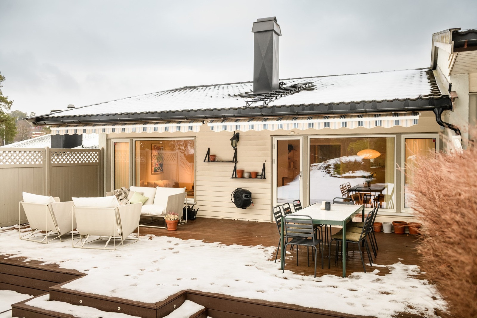 Fra stuen er det direkte adkomst til hage og terrassen på 47m². Galleribilde