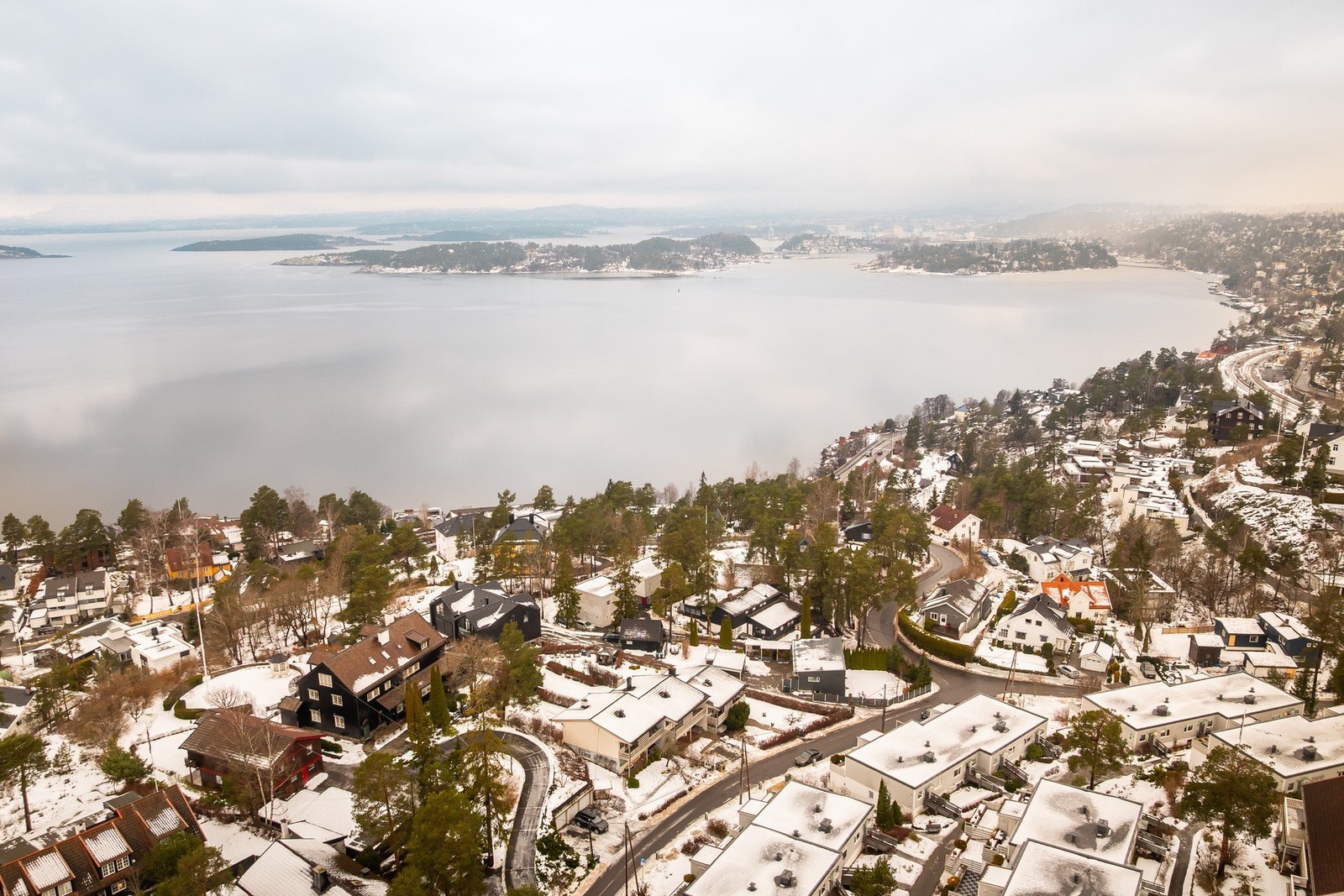Flere populære badeplasser ligger i nærheten, noe som gjør sommermånedene ekstra lett tilgjengelige for bading og strandliv. Galleribilde