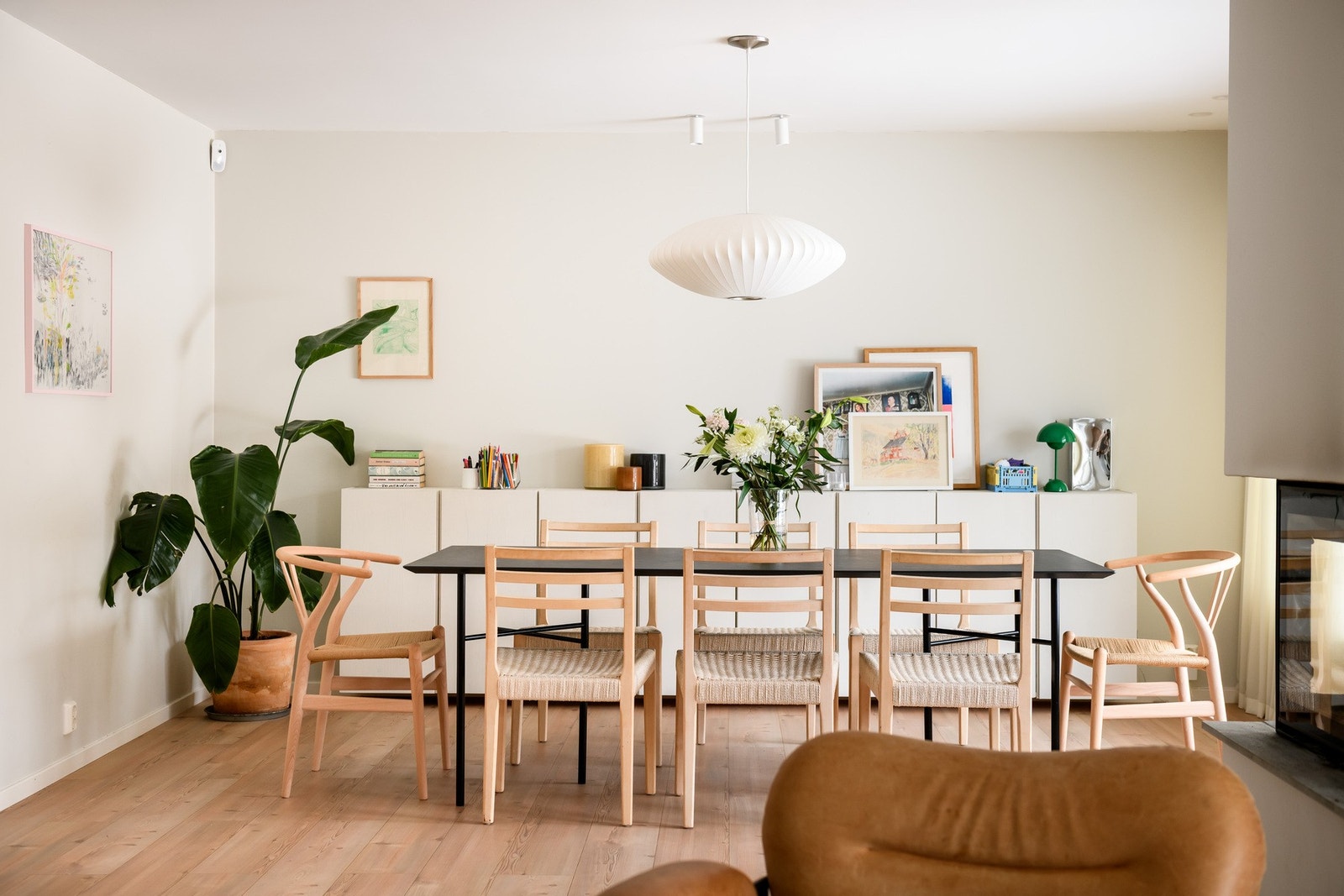 Spiseområdet ligger naturlig mellom stue og kjøkken og gir god plass til langbord. Galleribilde