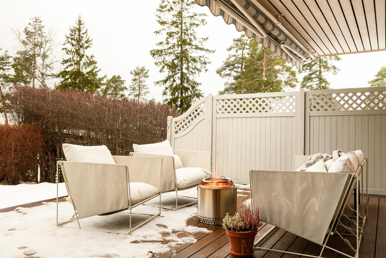 Uteområdet ligger i skjermede omgivelser og gir en fin forlengelse av oppholdsrommene. Galleribilde