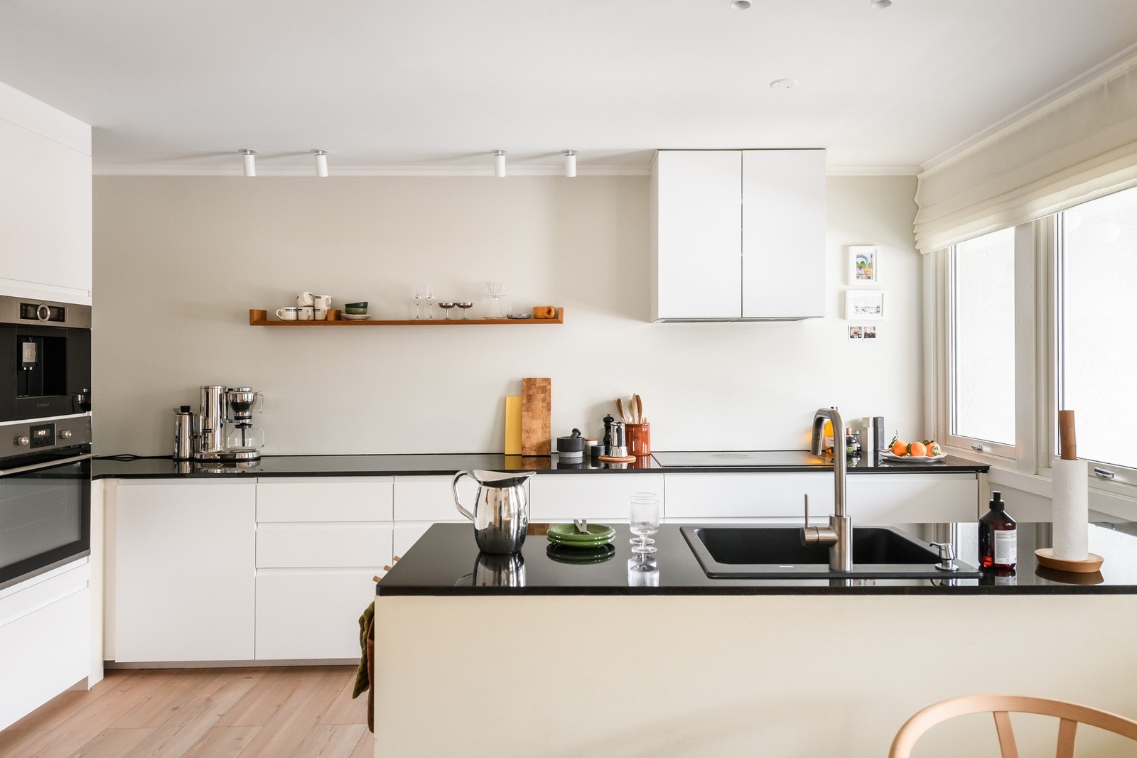 Kjøkkenet vender mot verandaen og får jevnt dagslys gjennom store vindusflater. Galleribilde