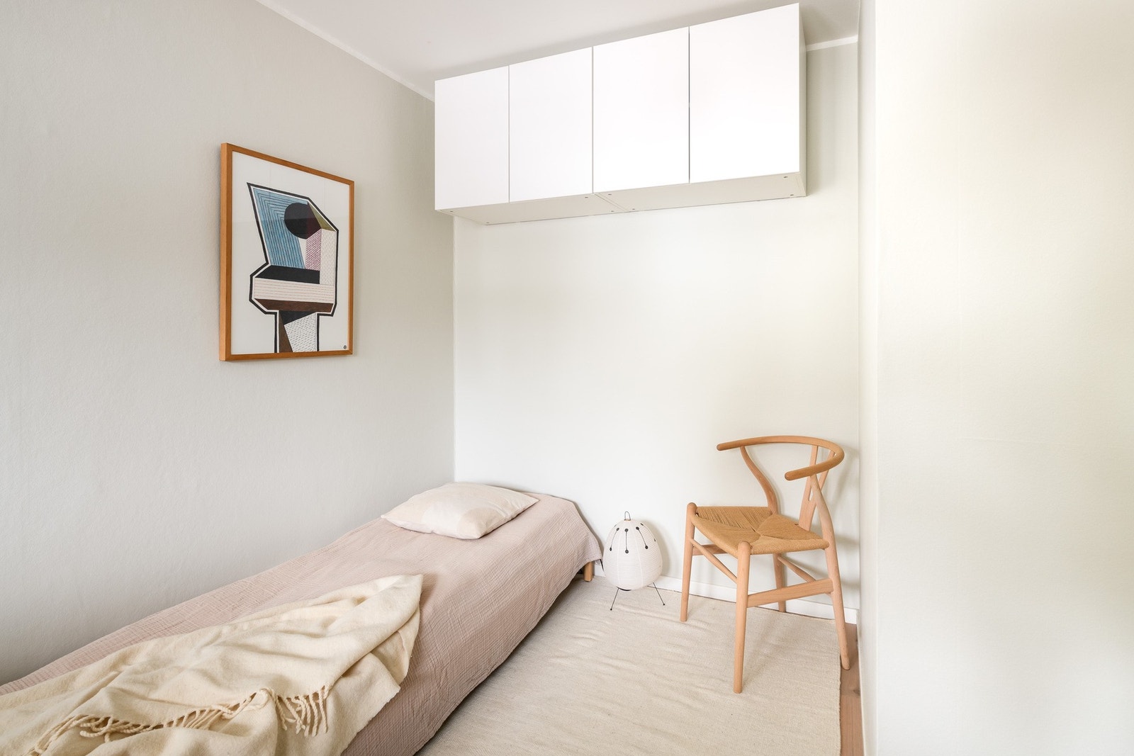 Overflatene er holdt i en ren og enkel stil som gjør rommet lett å like og gir et behagelig uttrykk. Galleribilde