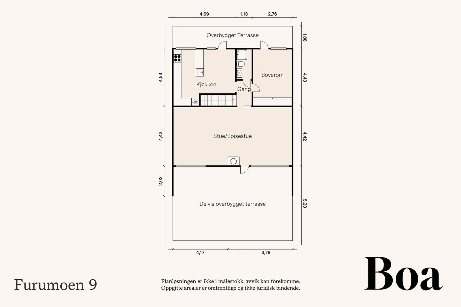 1. etasje: Trappegang, dusjbad, soverom, kjøkken m/spiseplass og stue/spisestue. Fra soverommet og spiseplass ved kjøkken er det utgang til overbygget veranda på 15 m².
Fra stue/spisestue er det utgang til terrasse på 47 m² og videre til hage. Galleribilde