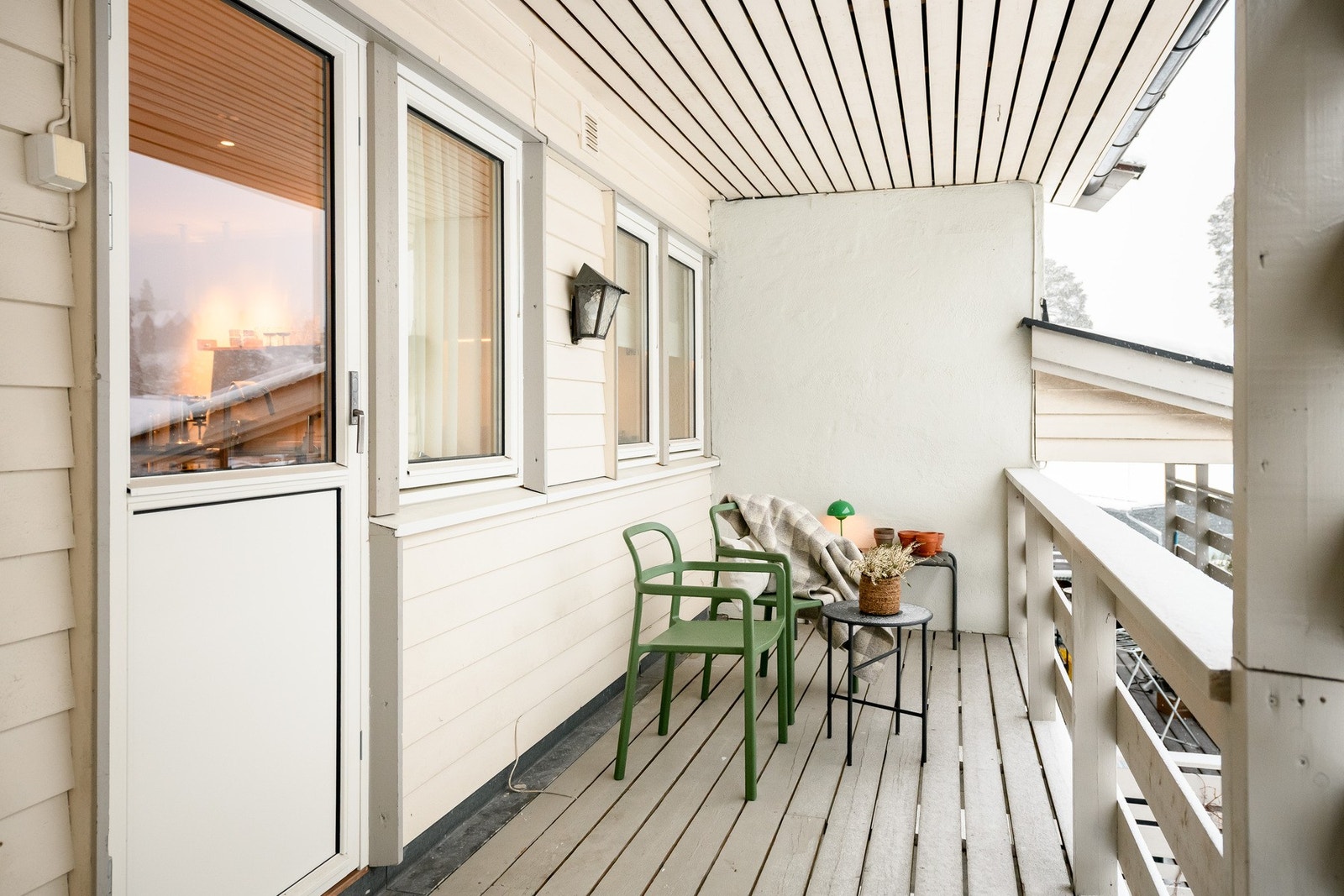 Den ligger skjermet til og fungerer som et naturlig forlengelsesrom for både kjøkken og hovedsoverommet. Galleribilde