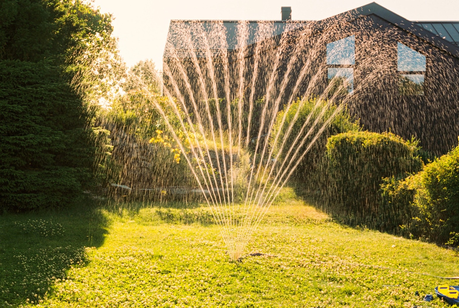 Det åpne gressarealet gjør det enkelt å bruke hagen slik man ønsker, enten det er for hagespill, et lite leketelt eller bare å sitte i solen. Galleribilde