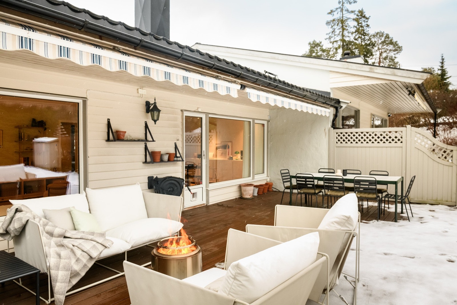 Terrassen har solide overflater, her er det romslig nok for både grill, sittegruppe og spisebord Galleribilde