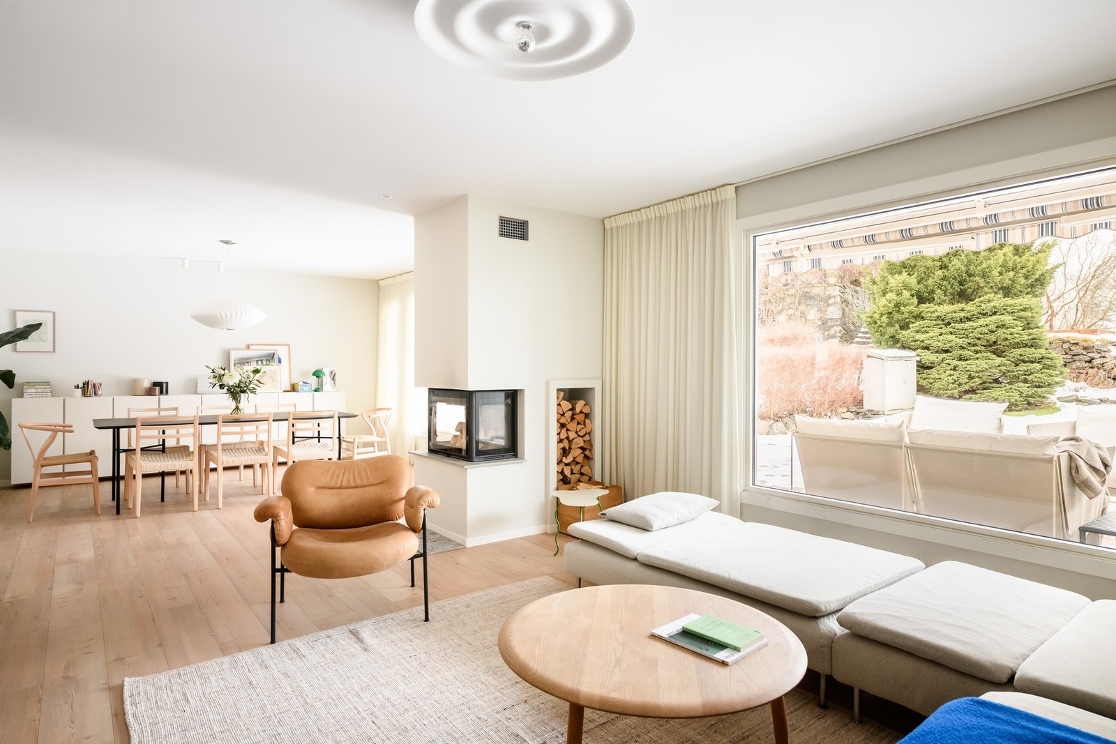 Her får rommet en fin balanse mellom å være åpent og samtidig gi en følelse av egen sone. Galleribilde