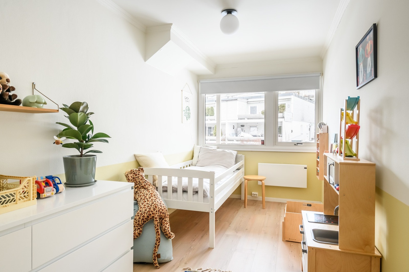 Vinduer i full høyde gir rommene jevnt dagslys og en behagelig atmosfære. Galleribilde