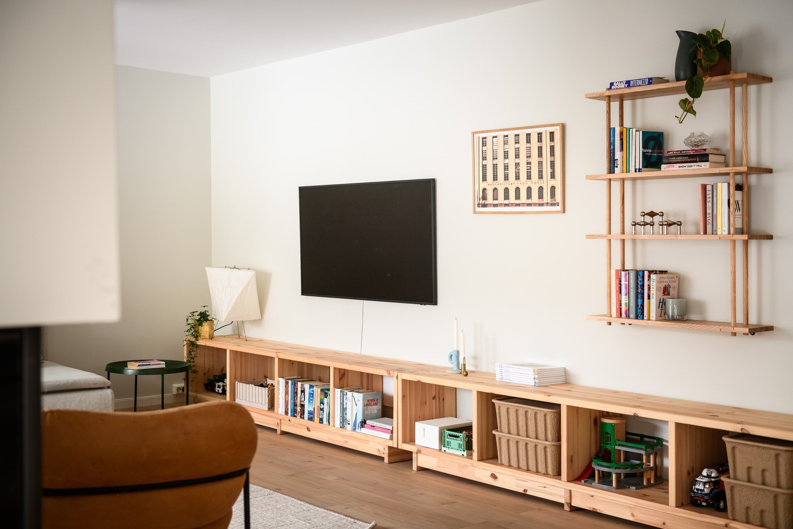 Det føles som en naturlig del av stuen, uten at TV-sonen tar for mye fokus. Galleribilde