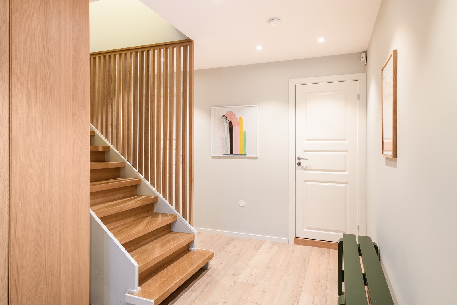 Trappen binder etasjene sammen på en enkel og praktisk måte, og slipper inn godt lys fra øvre plan. Galleribilde