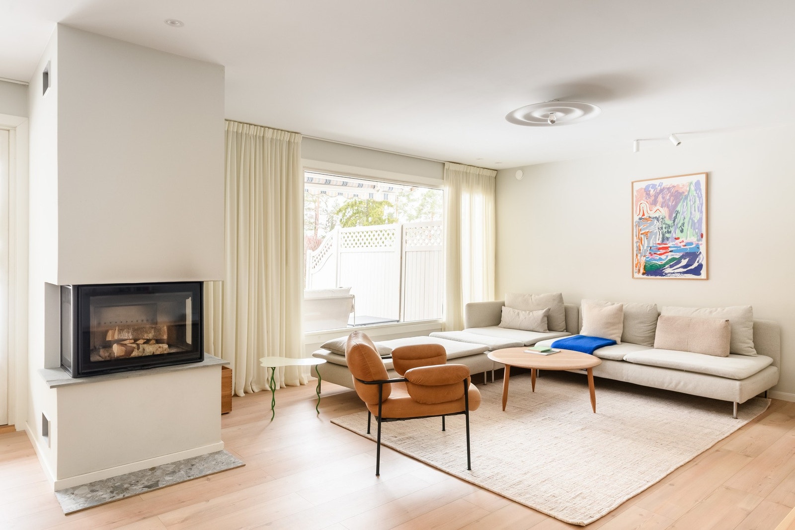 Sofaområdet føles åpent og inviterende, med godt lys og fin avstand både til peisen og resten av rommet. Galleribilde