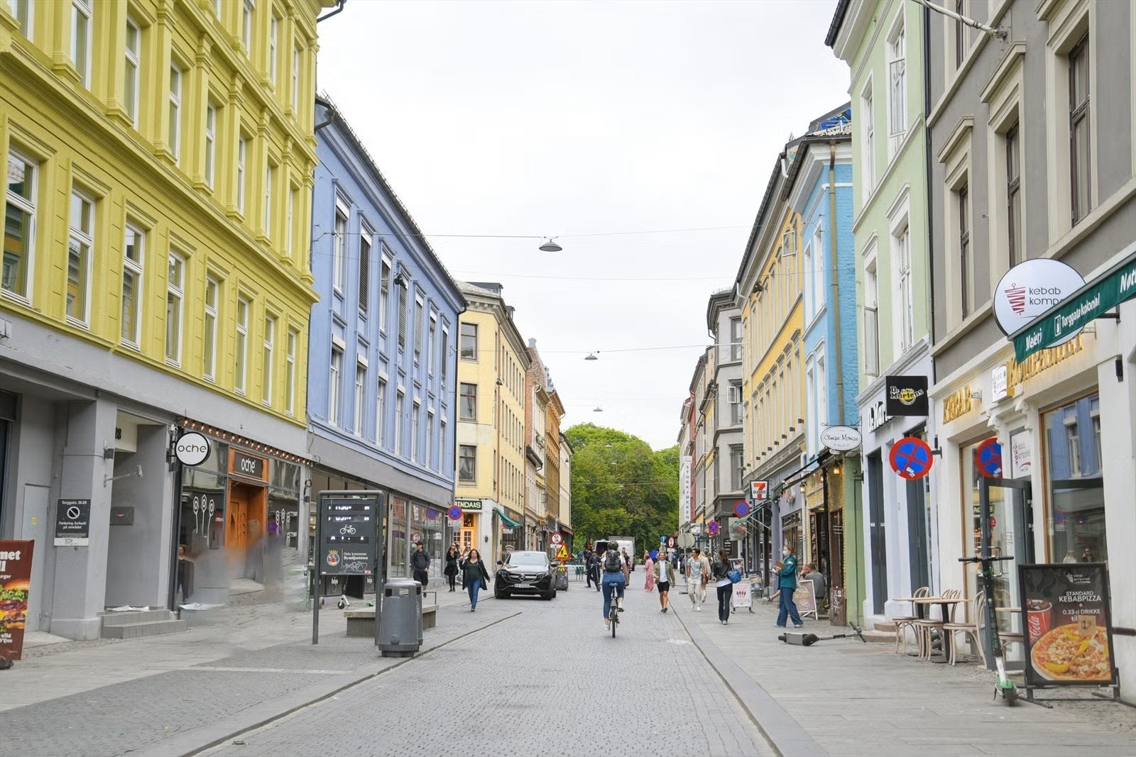 Leiligheten ligger rett ved Torggata med et godt utvalg av butikker, barer og spennende restauranter. Galleribilde