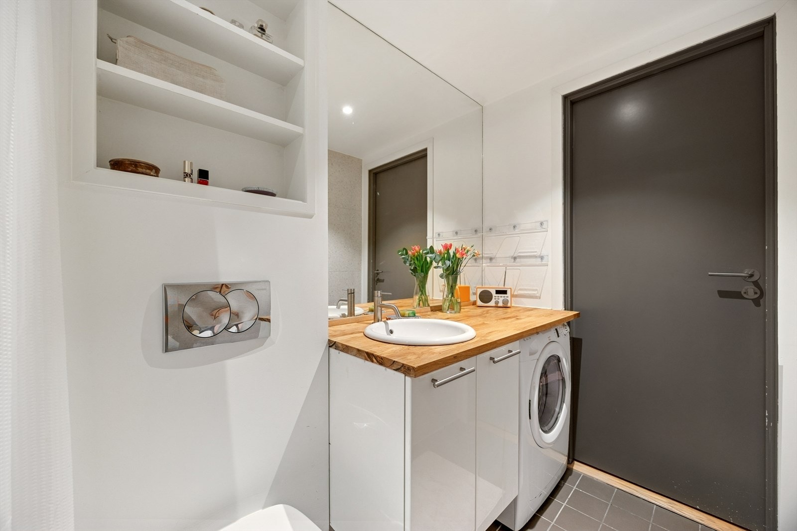 Det er opplegg for vaskemaskin, noe som gjør badet både funksjonelt og praktisk. Galleribilde