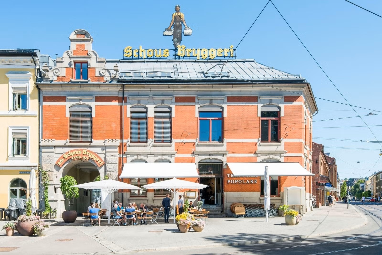 Schous plass ligger like ved boligen. Galleribilde