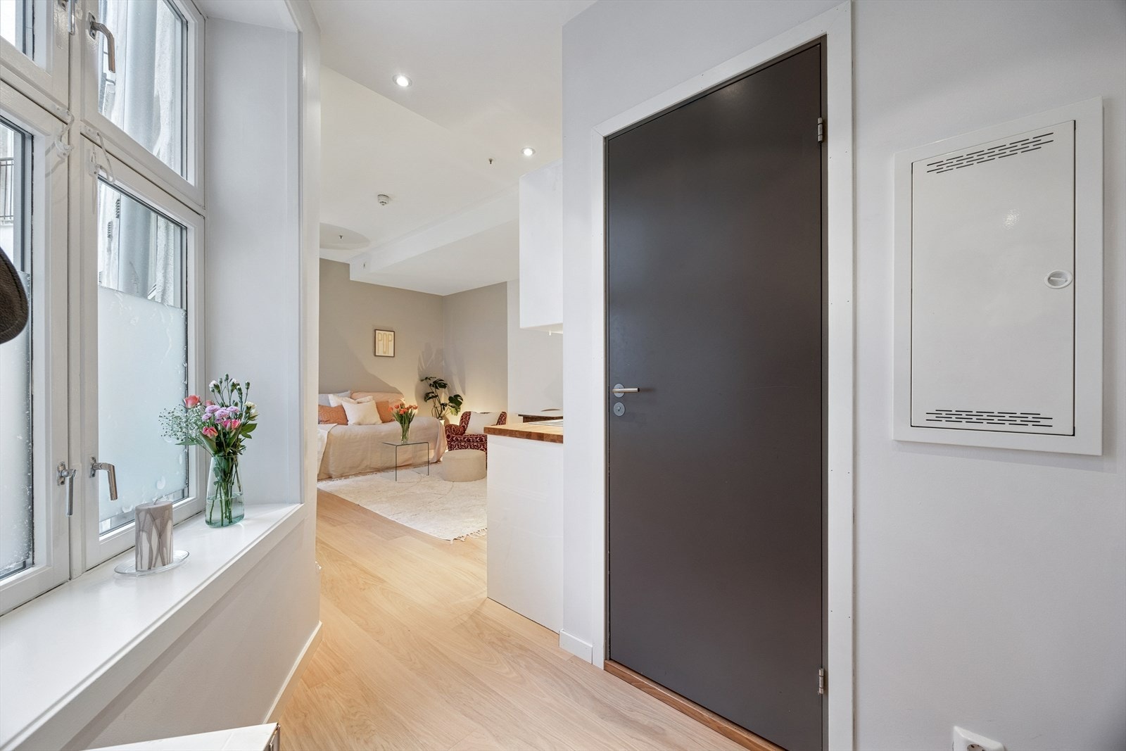 Leiligheten ligger fint til i en høy 1. etasje, og har enkel adkomst via én inngangstrapp. Galleribilde