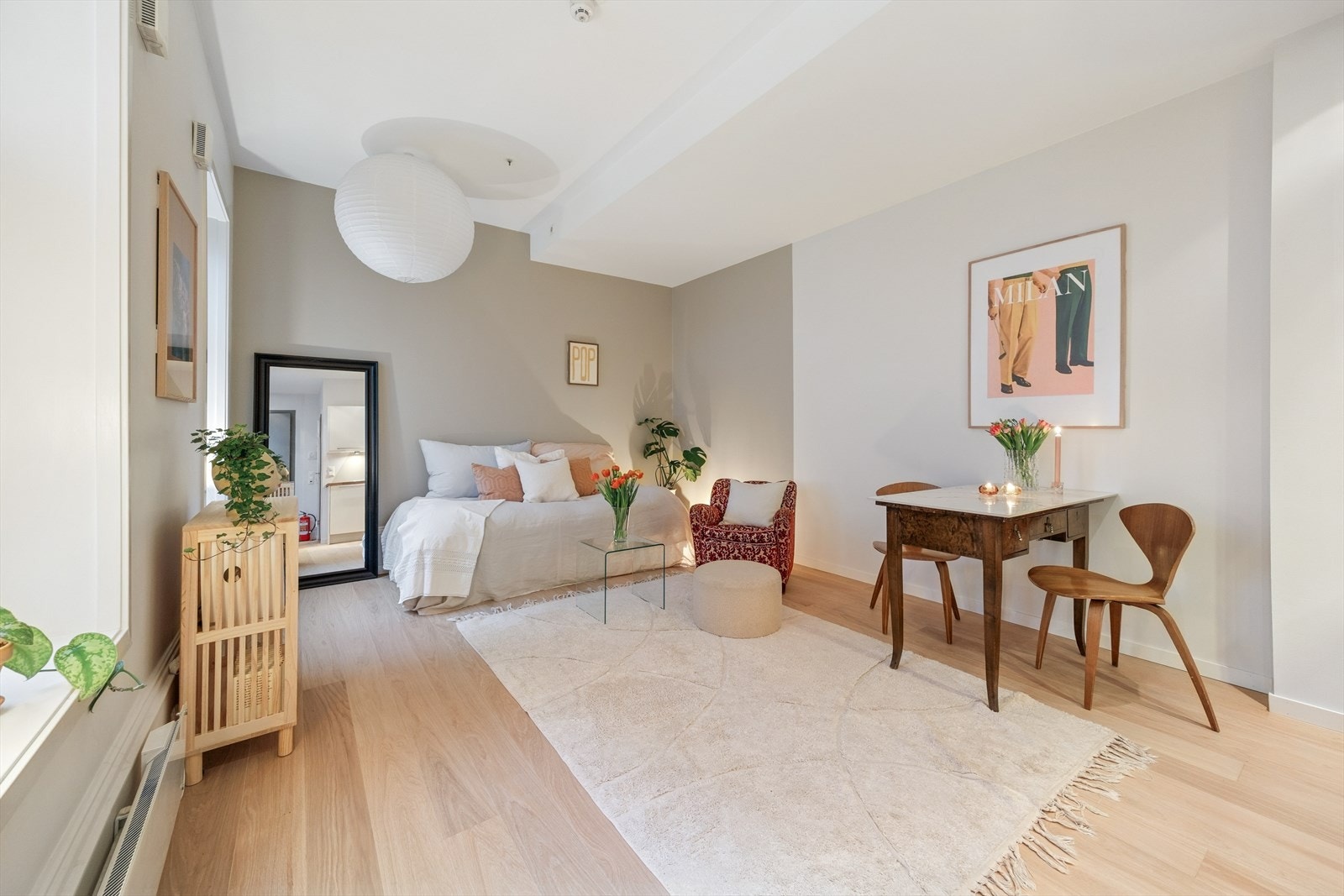 Stue med god plass for spisebord og sofa/seng. Galleribilde