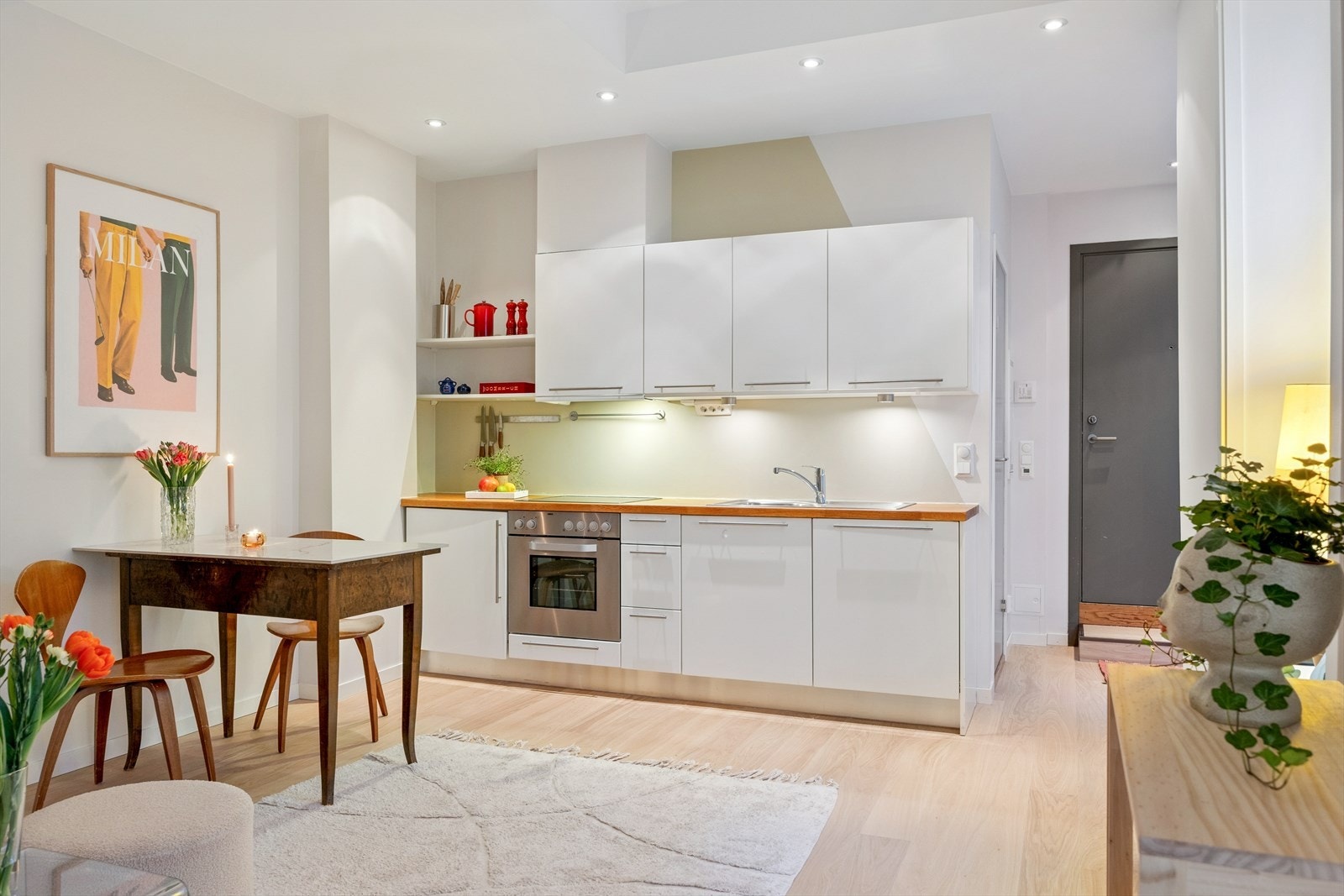 En sjarmerende liten perle i en skjermet bakgård, midt i sentrum med alt Oslo har å by på. Galleribilde