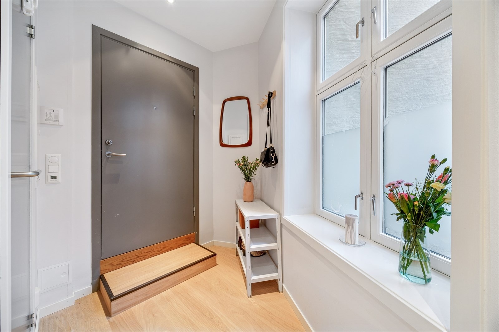 Plass for å henge fra seg yttertøy. Sikringsskap plassert i entréen. Galleribilde